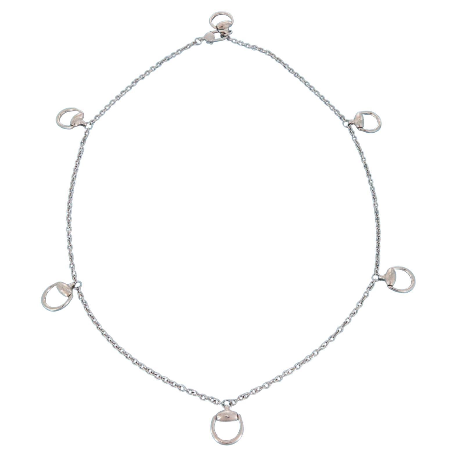 Collana a catena con motivo a morsetto in oro bianco 18 carati di Gucci