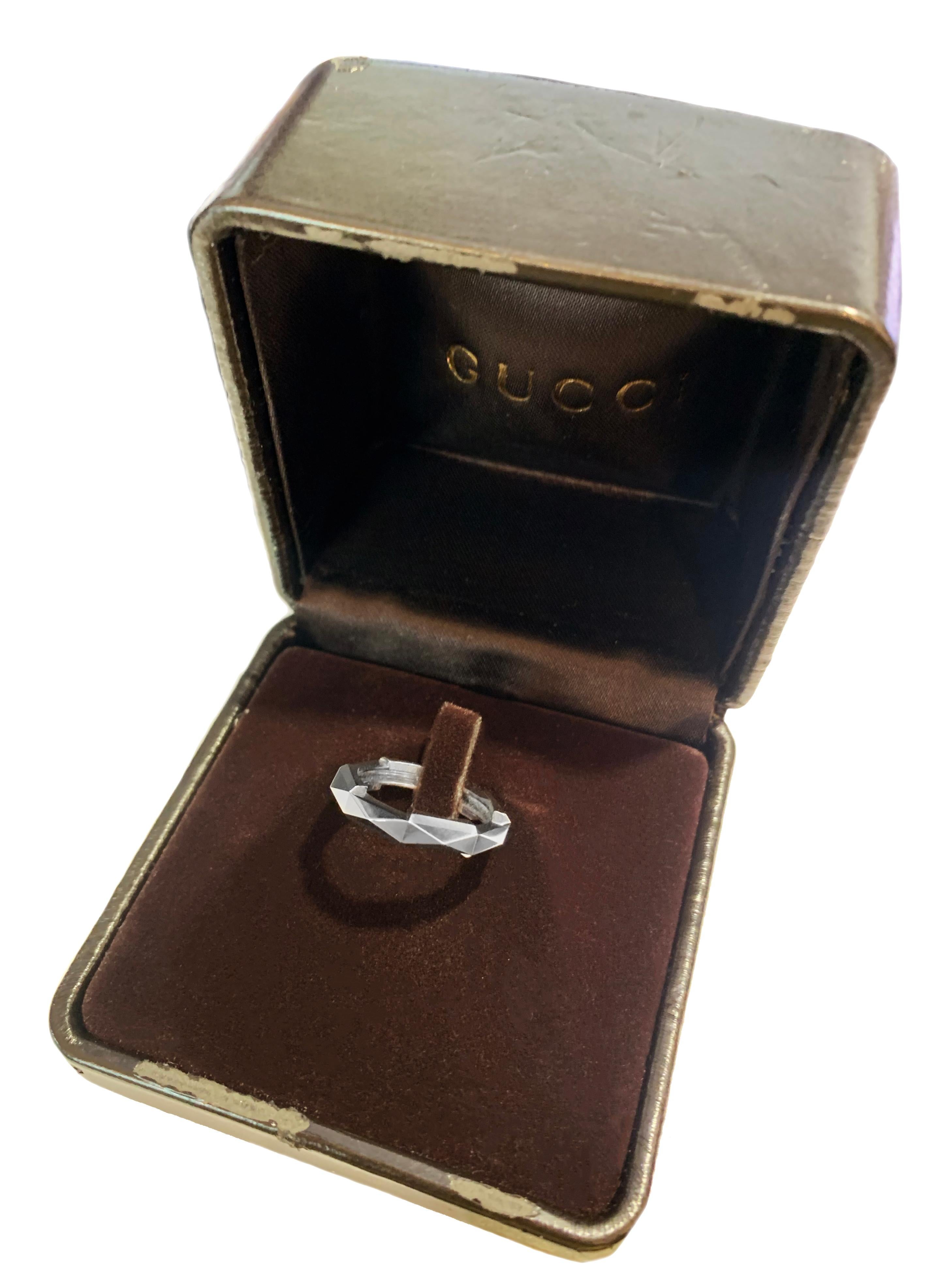 Gucci, bague à maillons en or blanc 18 carats cloutée « Love Studded » Unisexe en vente
