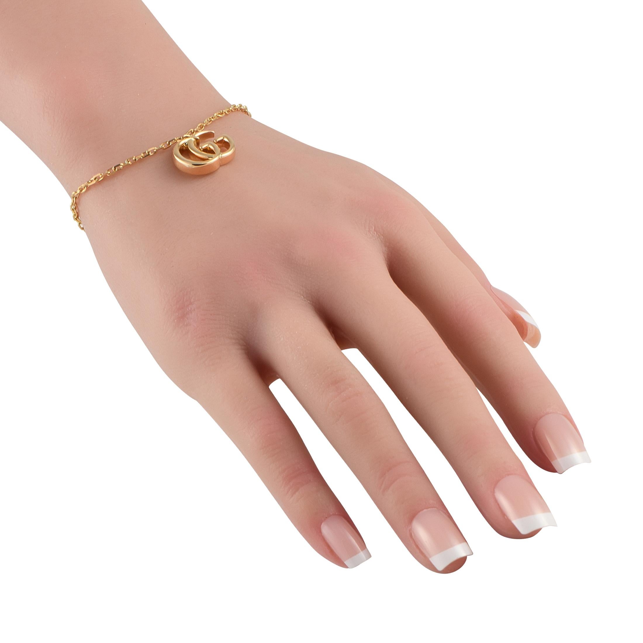 Dieses Gucci-Armband ist schlicht, elegant und unaufdringlich. Diese Stücke 18K Gelbgold Kette misst 8 lang und kommt komplett mit Karabiner-Verschluss. Ein opulenter Anhänger mit dem ikonischen Doppel-G-Logo der Marke verleiht dem Schmuckstück den