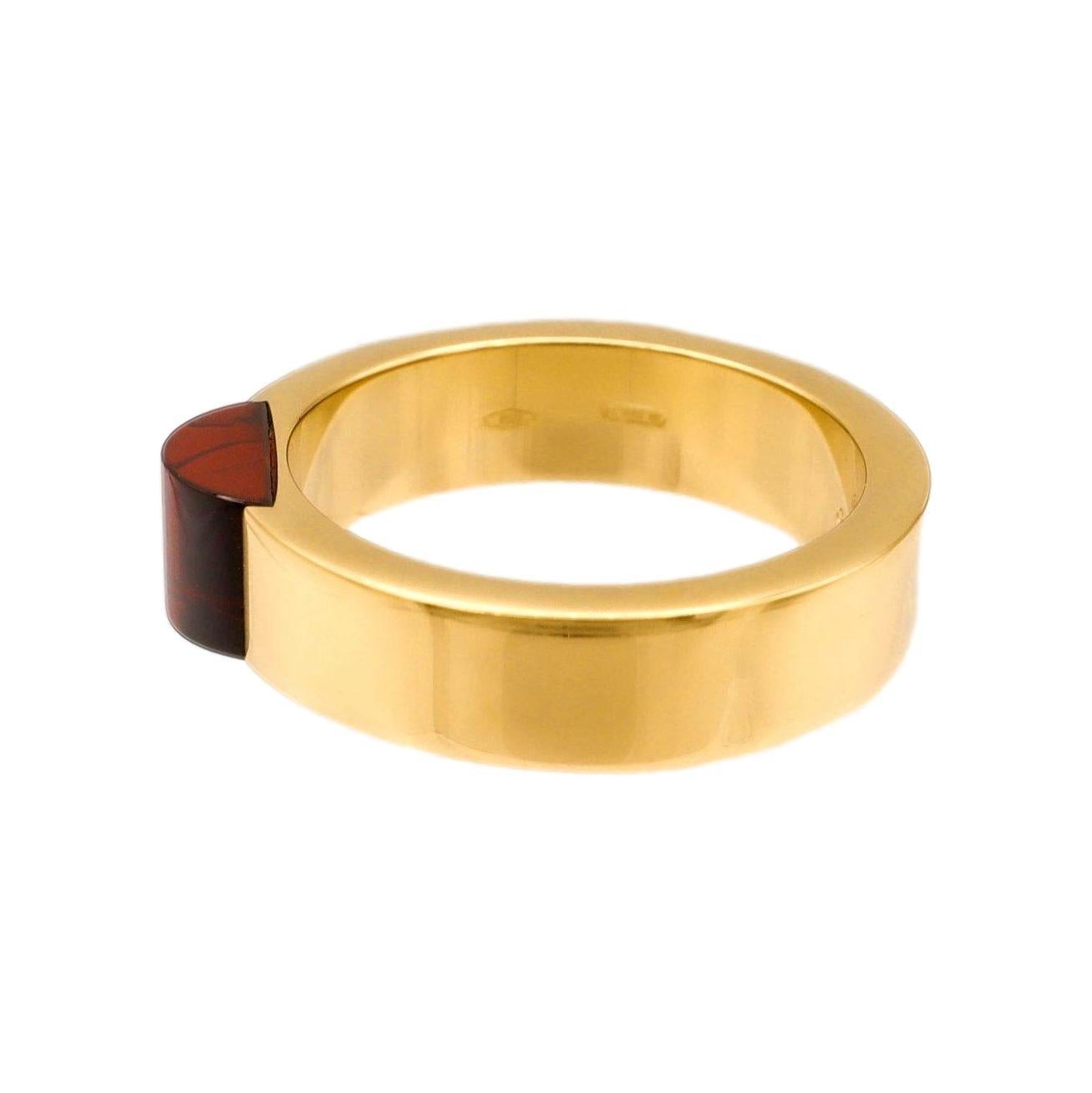 Gucci band ring finely crafted in Italy and made in 18 karat yellow gold featuring a domed cabochon garnet center inside a 5 mm band. Fully hallmarked with logo and metal content.

Ring Specifications
Brand: GUCCI
Style: Band
Hallmarks: GUCCI Made