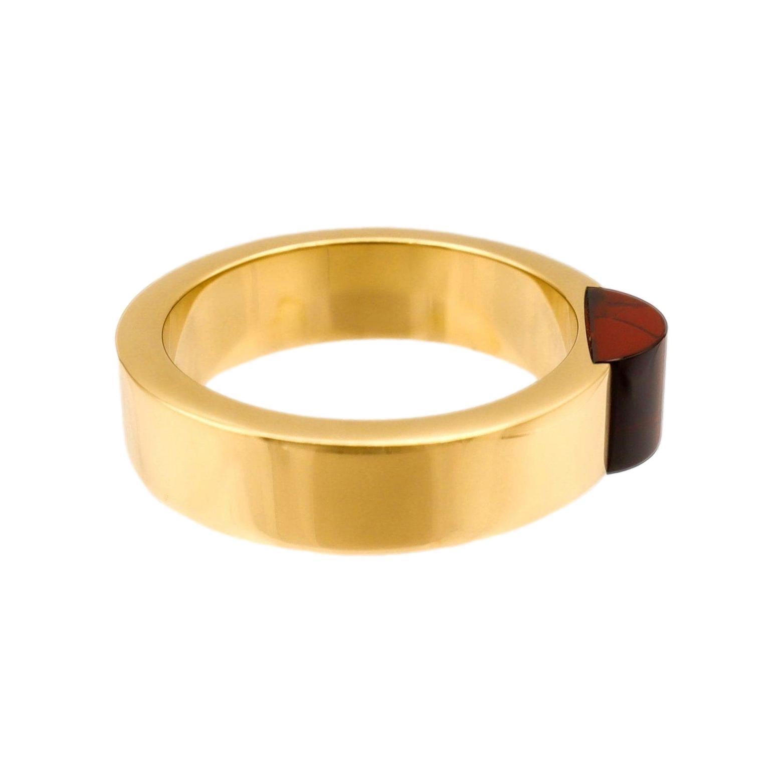 GUCCI 18K Yellow Gold Cabochon Garnet 5mm Band Ring In Excellent Condition For Sale In New York, NY