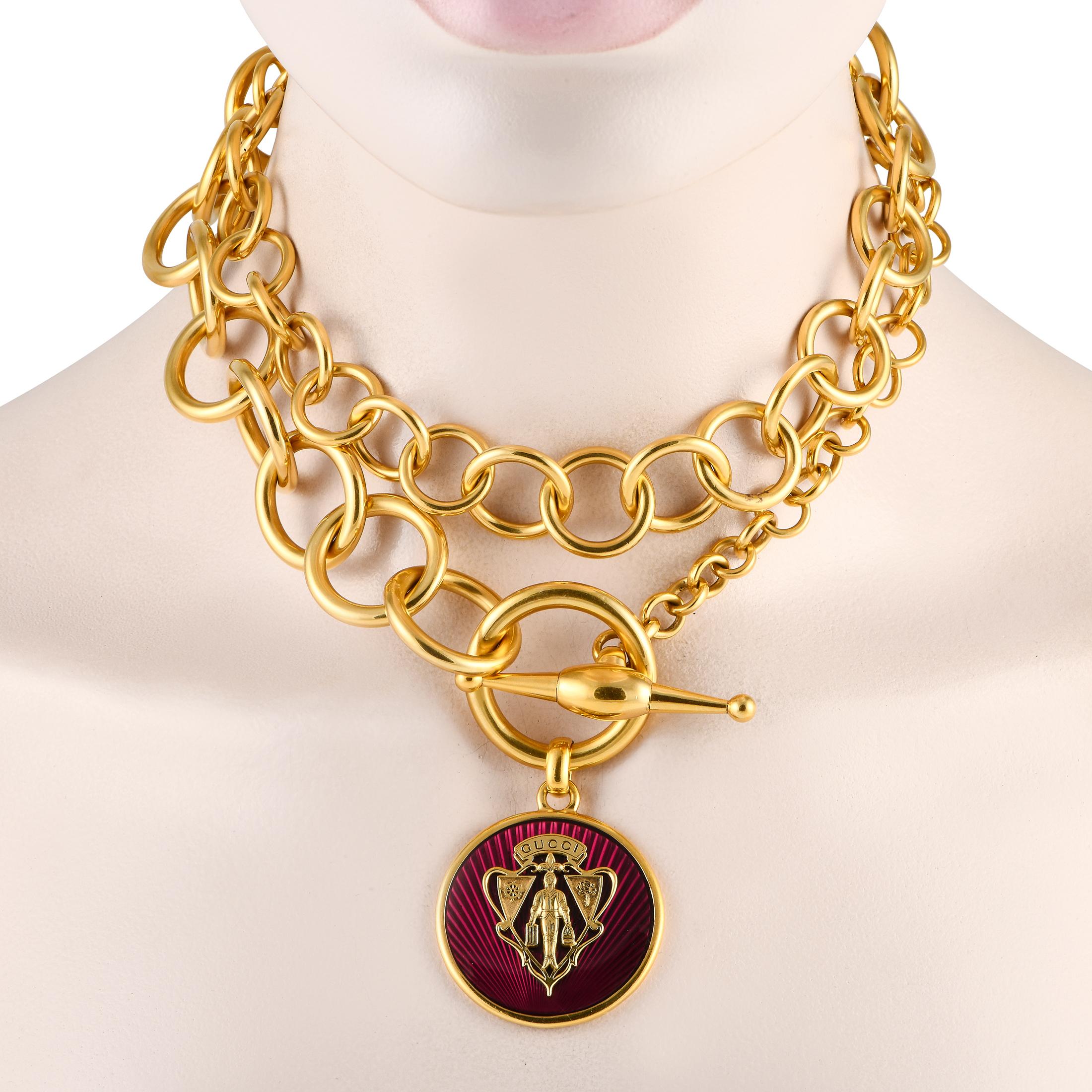 Eine Gucci-Halskette mit dem Logo des Wappens von 1934. Diese klobige Halskette aus massivem 18-karätigem Gelbgold besteht aus runden Gliedern in verschiedenen Größen und einem Knebelverschluss. Als Anhänger dient ein 1,75 x 1,50 großes, rundes