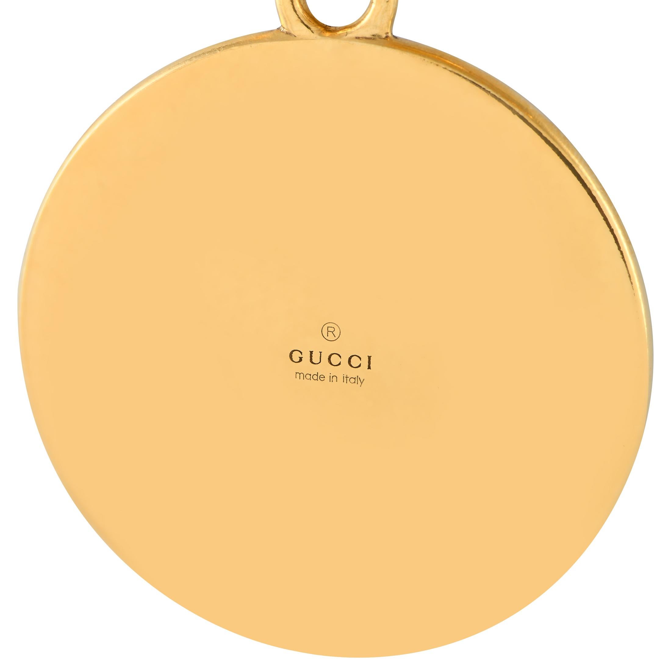 Gucci 18 Karat Gelbgold Familienwappen-Medaillon-Halskette im Zustand „Hervorragend“ in Southampton, PA