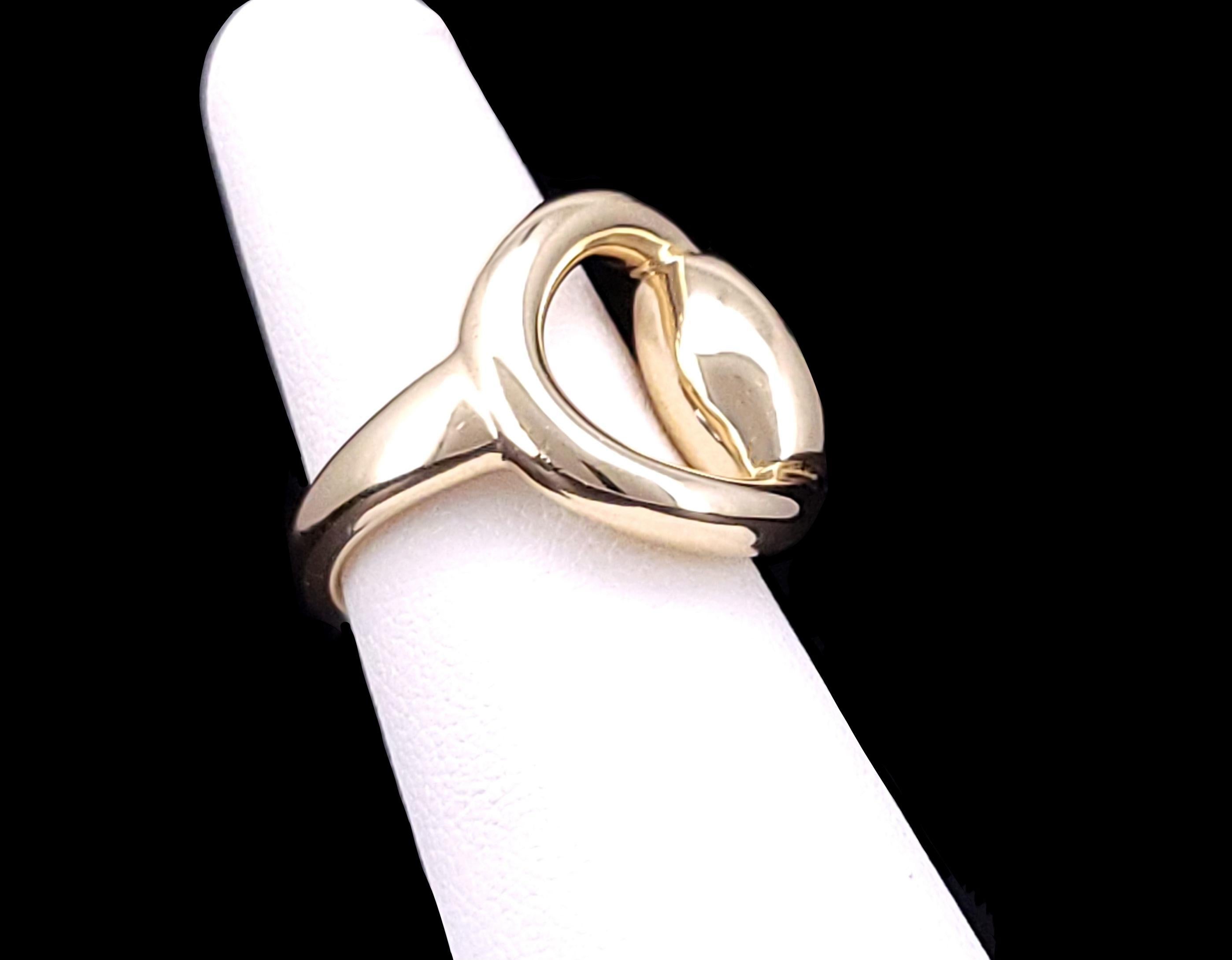 Anello con morsetto di Gucci

Fondata a Firenze nel 1921, Gucci è uno dei marchi di moda di lusso più importanti al mondo, con una reputazione rinomata per la creatività, l'innovazione e l'artigianato italiano.
Gucci fa parte del Gruppo Kering,