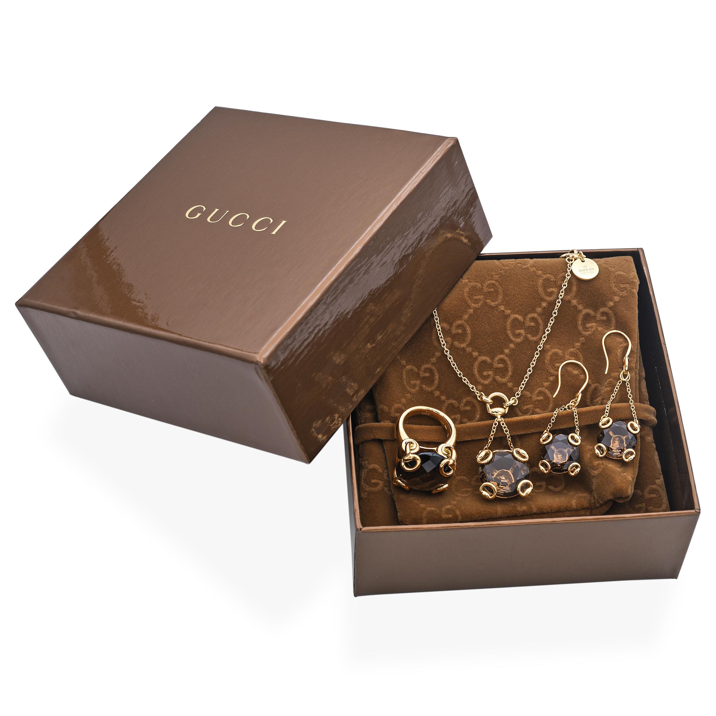 Elegante, scultorea e inconfondibilmente iconica, questa parure di gioielli Gucci in oro giallo 18 carati reimmagina l'eredità equestre della Maison con un'eleganza moderna. Caratterizzato da un audace motivo a morsetto - uno dei simboli più