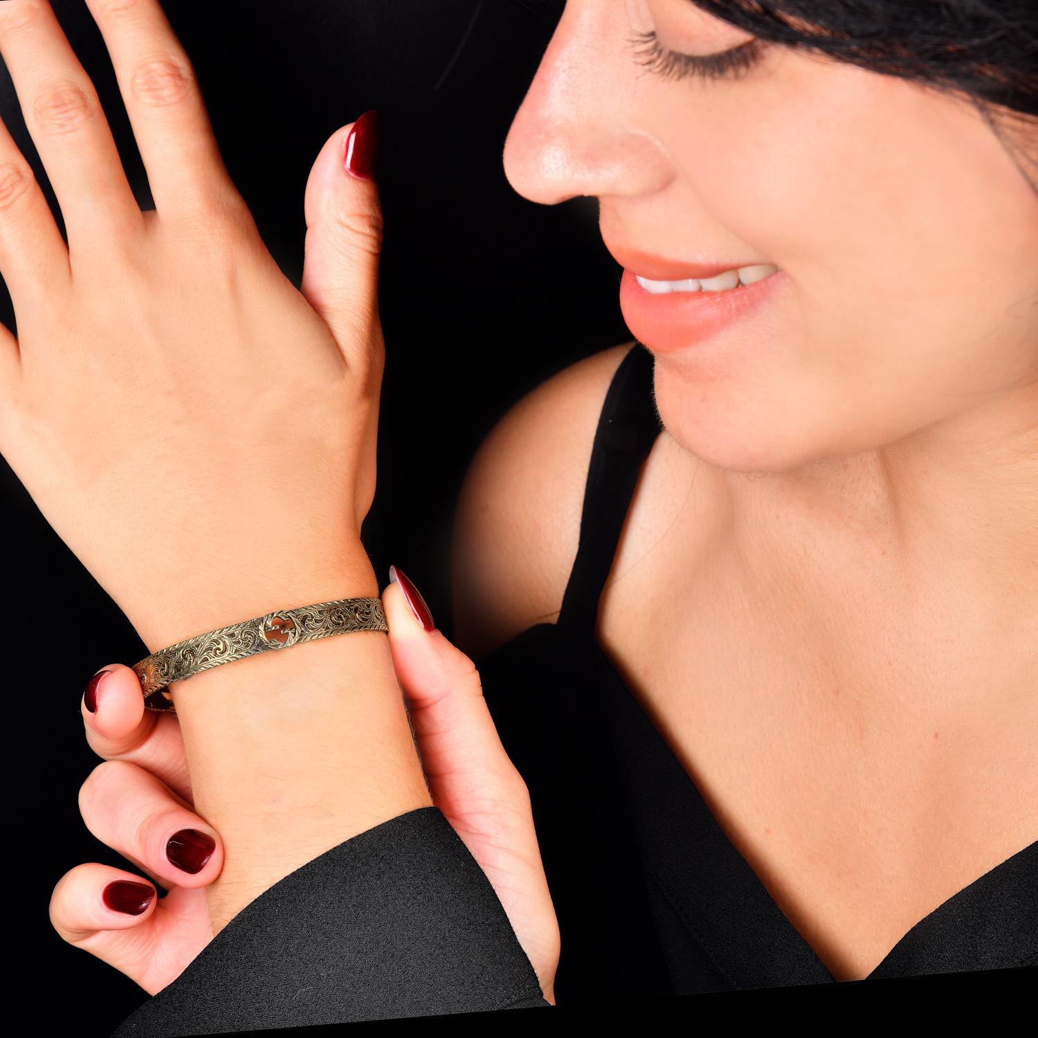 Gucci 18K Yellow Gold Interlocking GG Engraved Cuff Bracelet In condizioni ottime in vendita a Miami, FL