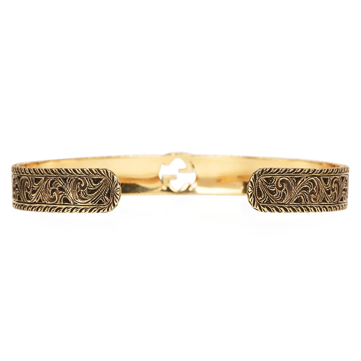 Gucci 18K Yellow Gold Interlocking GG Engraved Cuff Bracelet in vendita 3