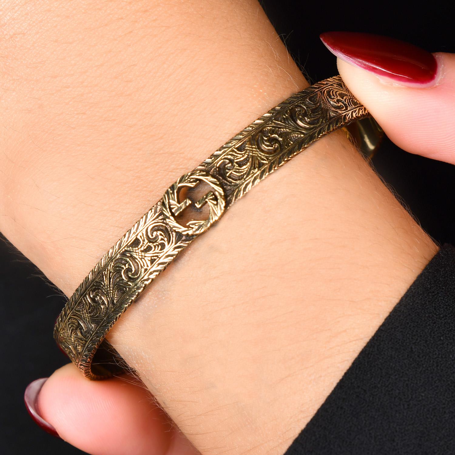Gucci 18K Yellow Gold Interlocking GG Engraved Cuff Bracelet in vendita 5