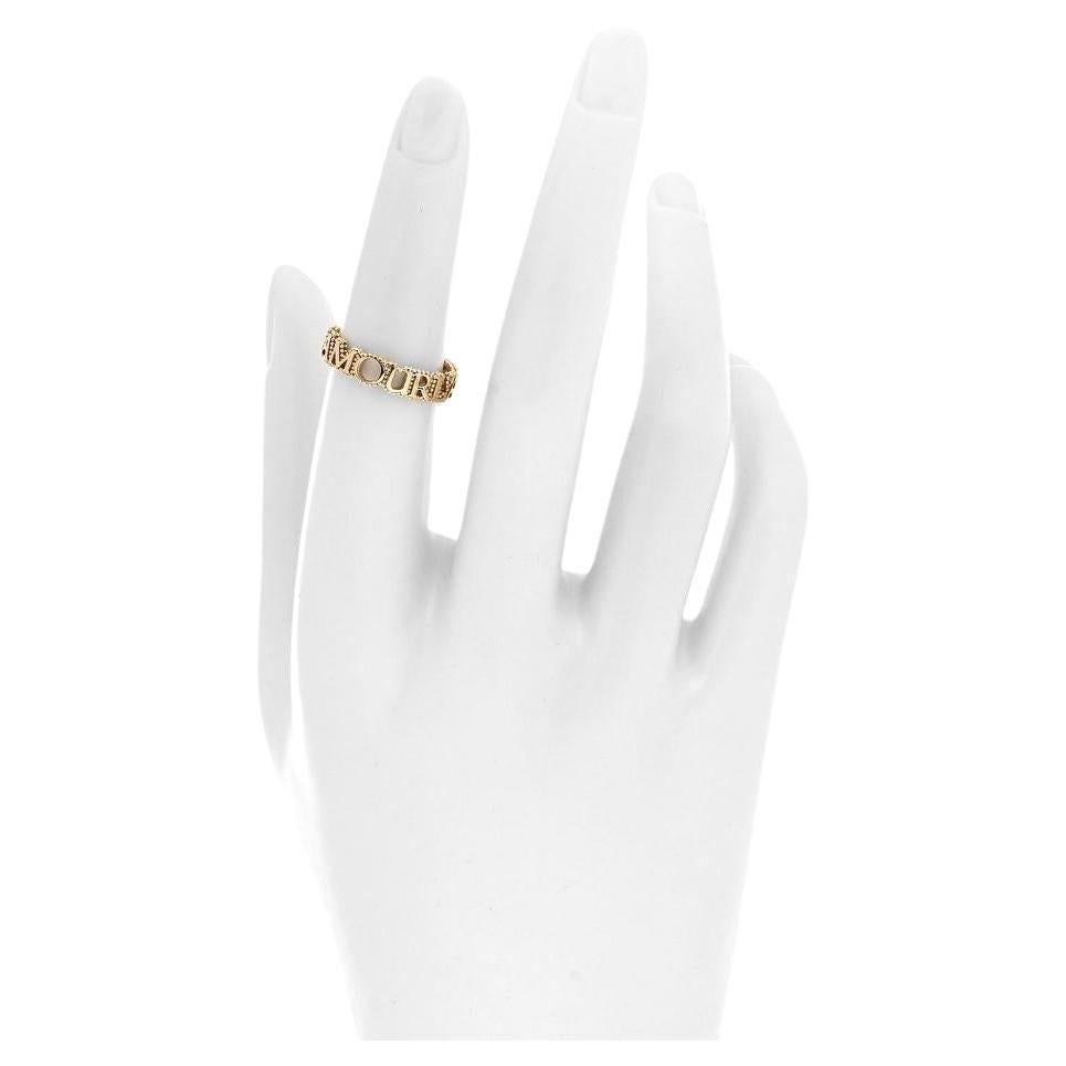 Marque Gucci 
L'Aveugle  Bague Par Amour
Matière Or jaune 18K
Taille de l'anneau 6.75 /14
Poids de l'anneau 3.2gr 
Largeur de l'anneau 9,5 mm
Condit New, never worn 
Prix de détail 2 200