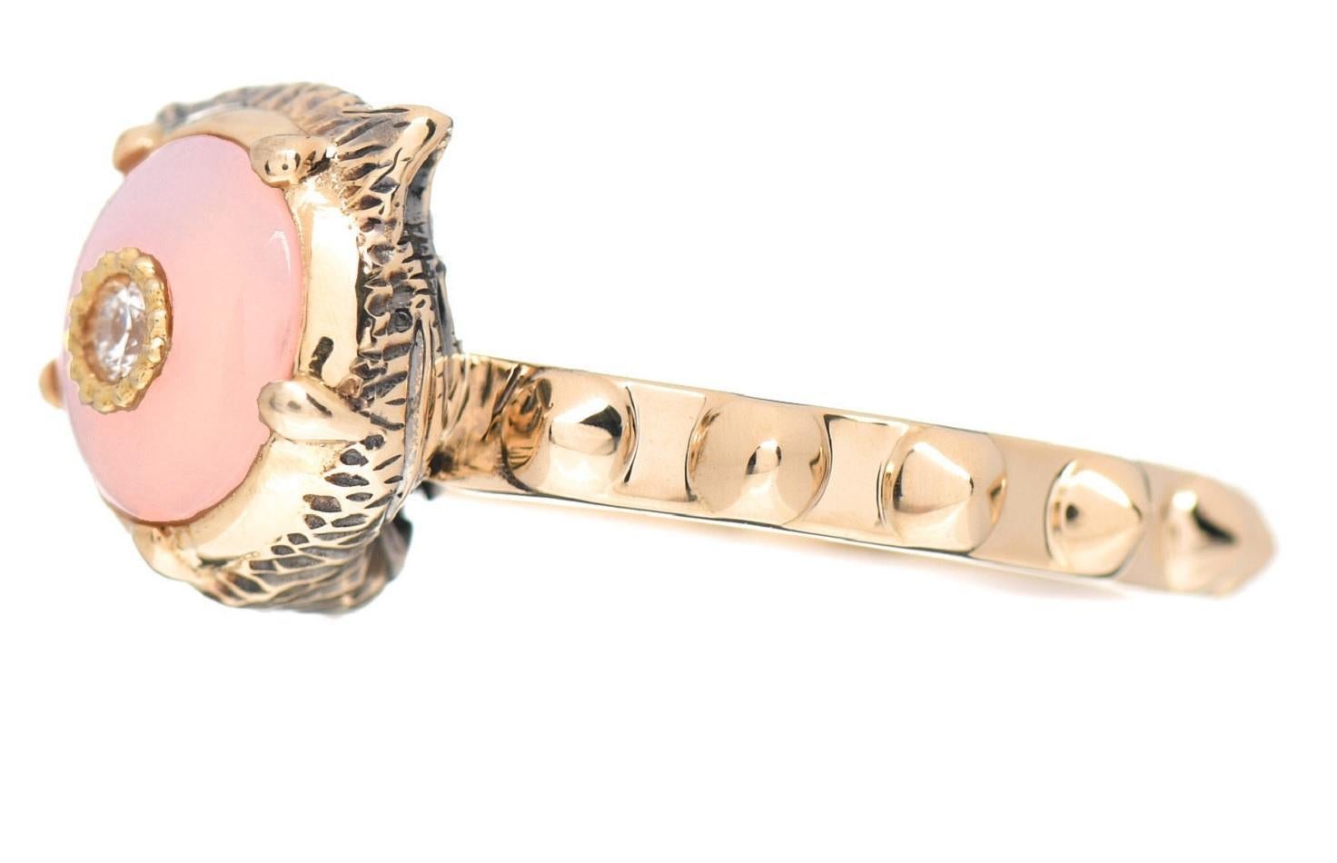 Gucci Gold des Merveilles Diamond Pink Motif Rink
Material 18K yellow Gold 
Pink Motif and Diamond 
Diamond 
F-Color, VS1-Clarity
Total Carat Weight of approximately 0.08cts
Ring Size 6.5
Ring Weight 6.3gr 
Gender Women
Condition New, never worn