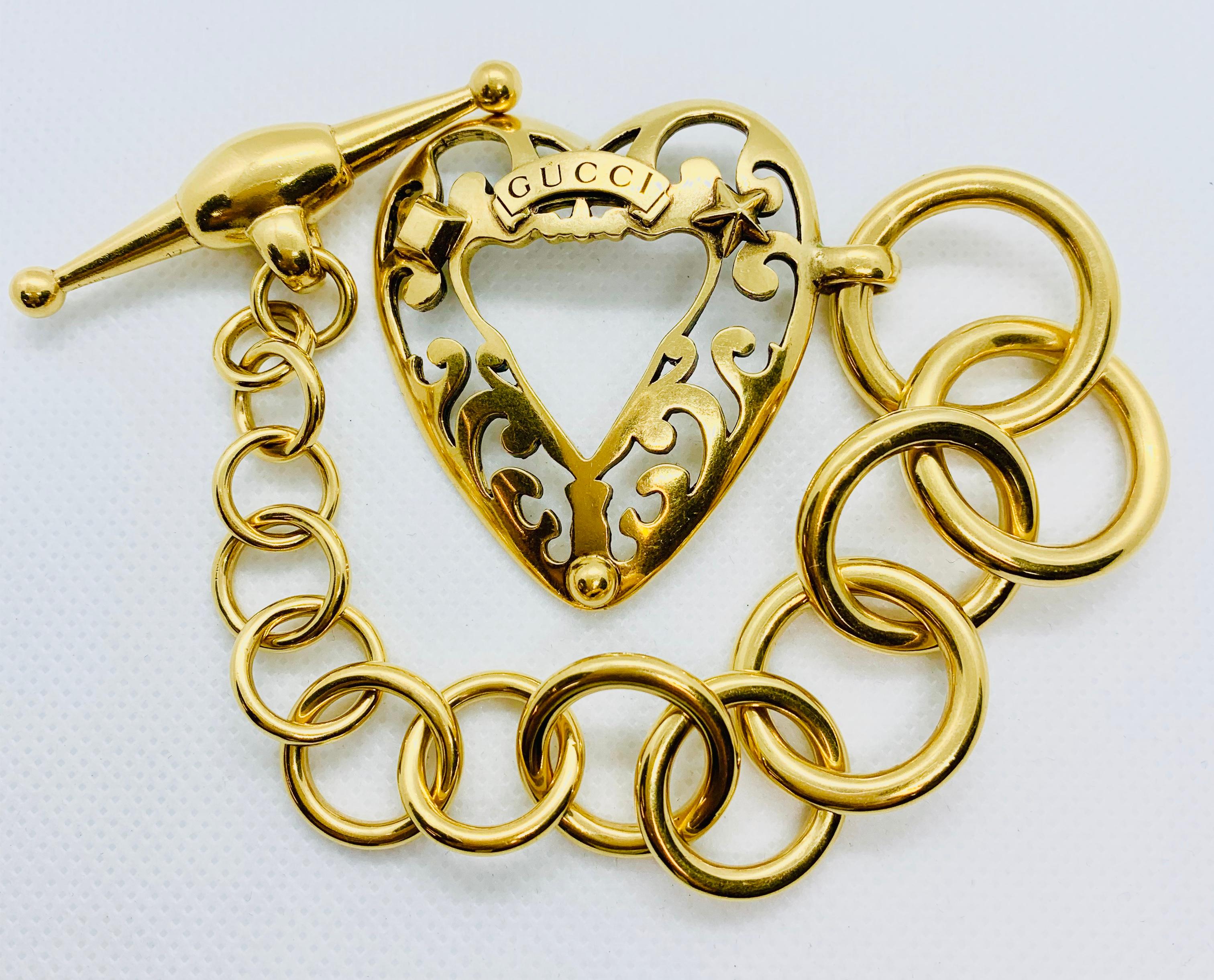 Gucci 18 Karat Gold Link Bracelet with Toggle Clasp & Heart Shaped Center Piece In Excellent Condition In Birmingham, AL