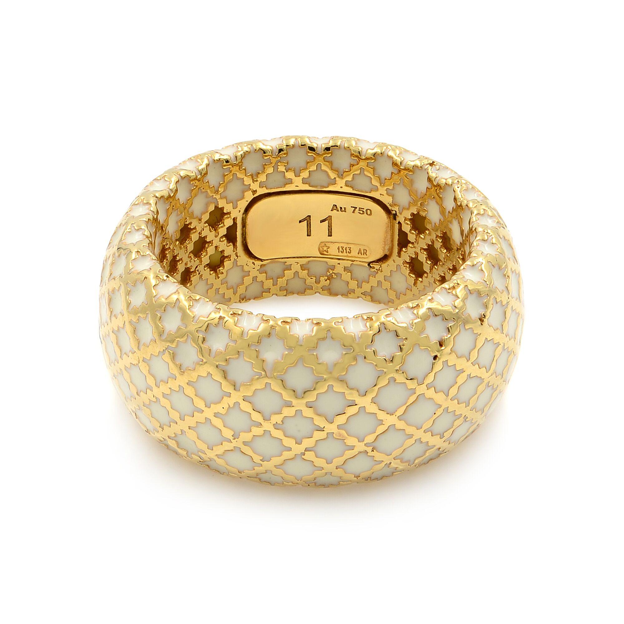 A 100% authentic band ring by Gucci from the Diamantissima collection. It is crafted from 18k yellow gold featuring a beautiful crisscross gold lattice pattern with the white enamel expertly placed along the inside. The band is 10mm wide and has a