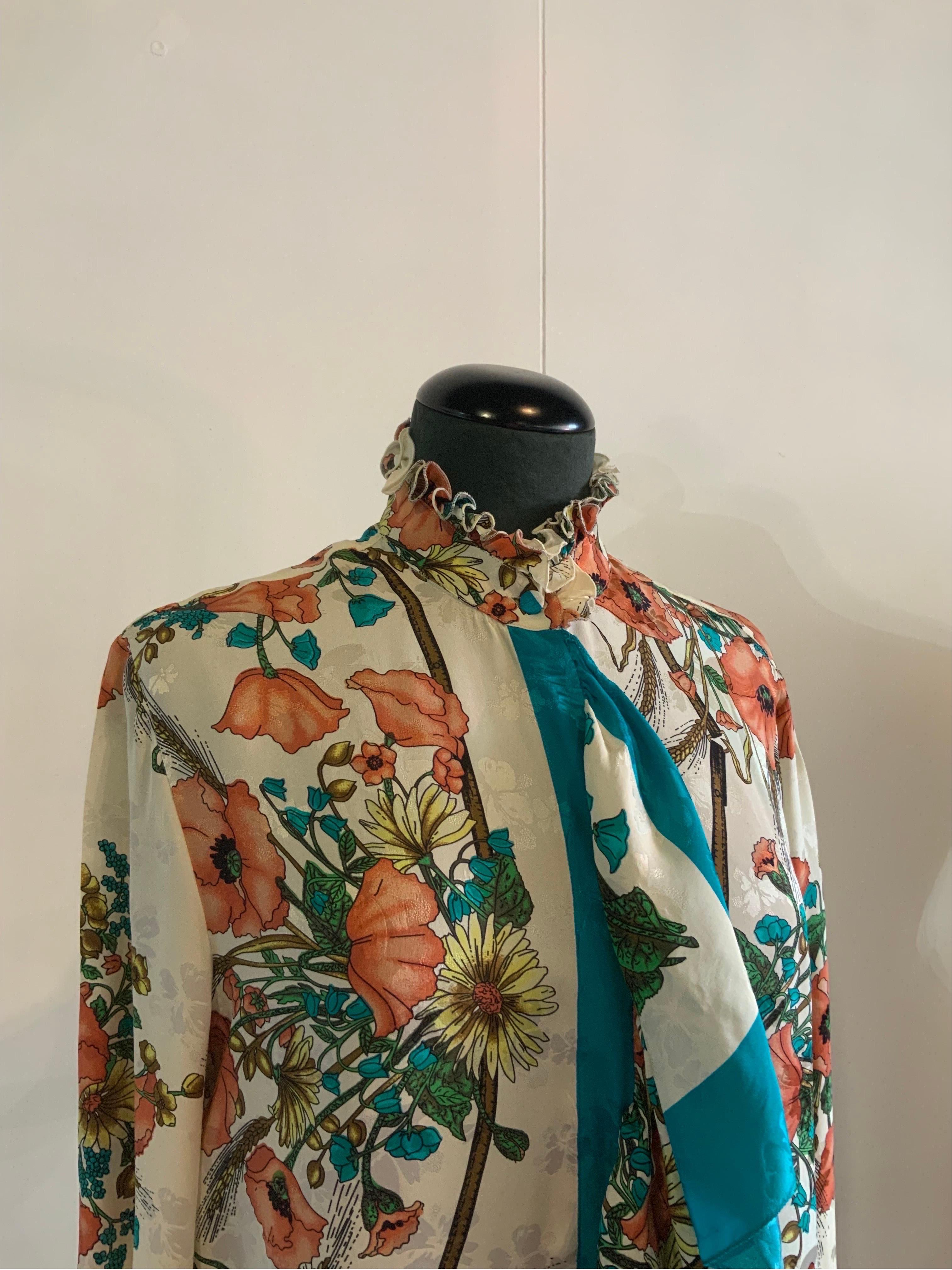 Gucci 19 Ruffled floral silk Jaquard Bluse.
Composition label missing but we think it is silk.
Italian size 40.
Shoulders 40 cm
Bust 54 cm
Length 74 cm
Sleeve 70 cm
Excellent general condition, like new.
