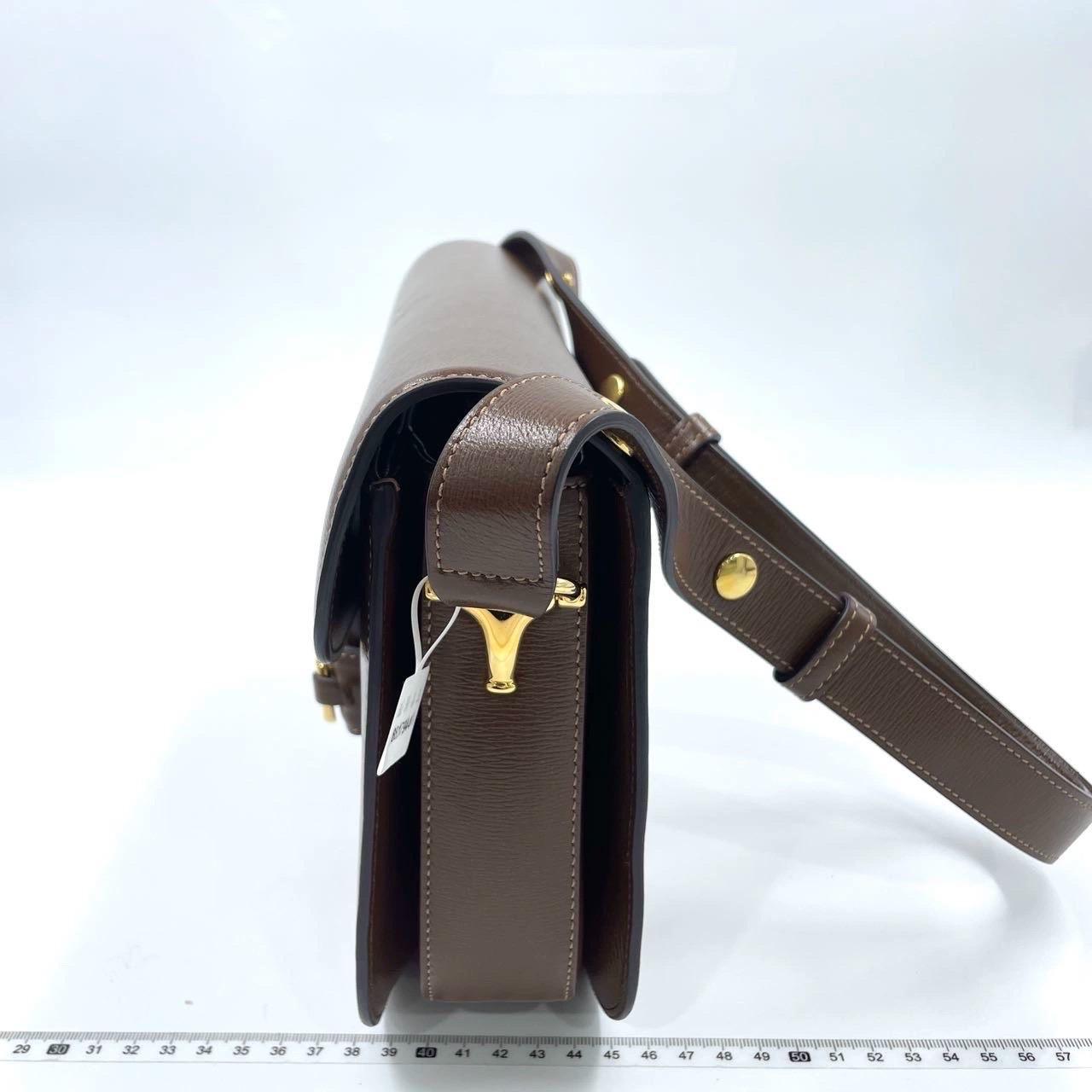 Gucci 1955 Horsebit Shoulder Bag Caramel Brown Small Leather Never Worn
  Il s'agit de photos professionnelles du sac offert par Luxbags.
  Confectionné en cuir de veau de qualité supérieure dans un coloris caramel classique et neutre, ce sac à