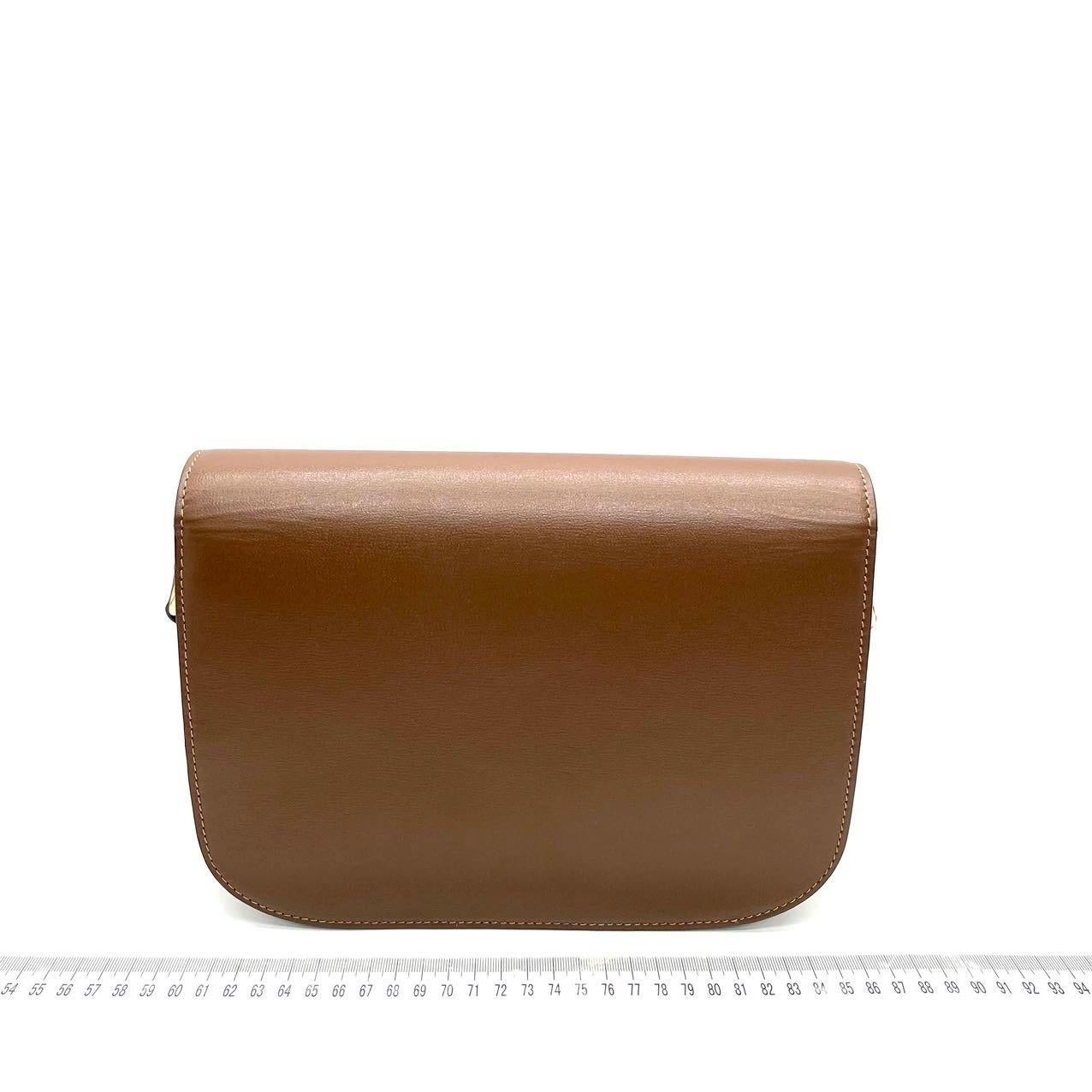 Realizzata in pelle di vitello di prima qualità in un classico colore marrone caramello neutro, questa borsa a tracolla Horsebit 1955 di Gucci è un must-have per ogni appassionato di moda. Il famoso morsetto dorato di Gucci è al centro della scena