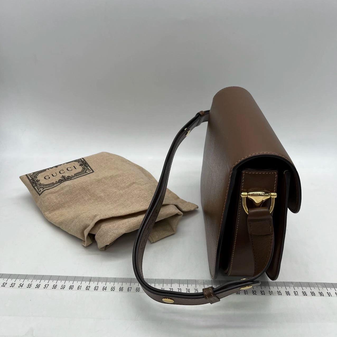 Donna Gucci 1955 Horsebit Borsa a tracolla in pelle marrone caramello piccola in vendita