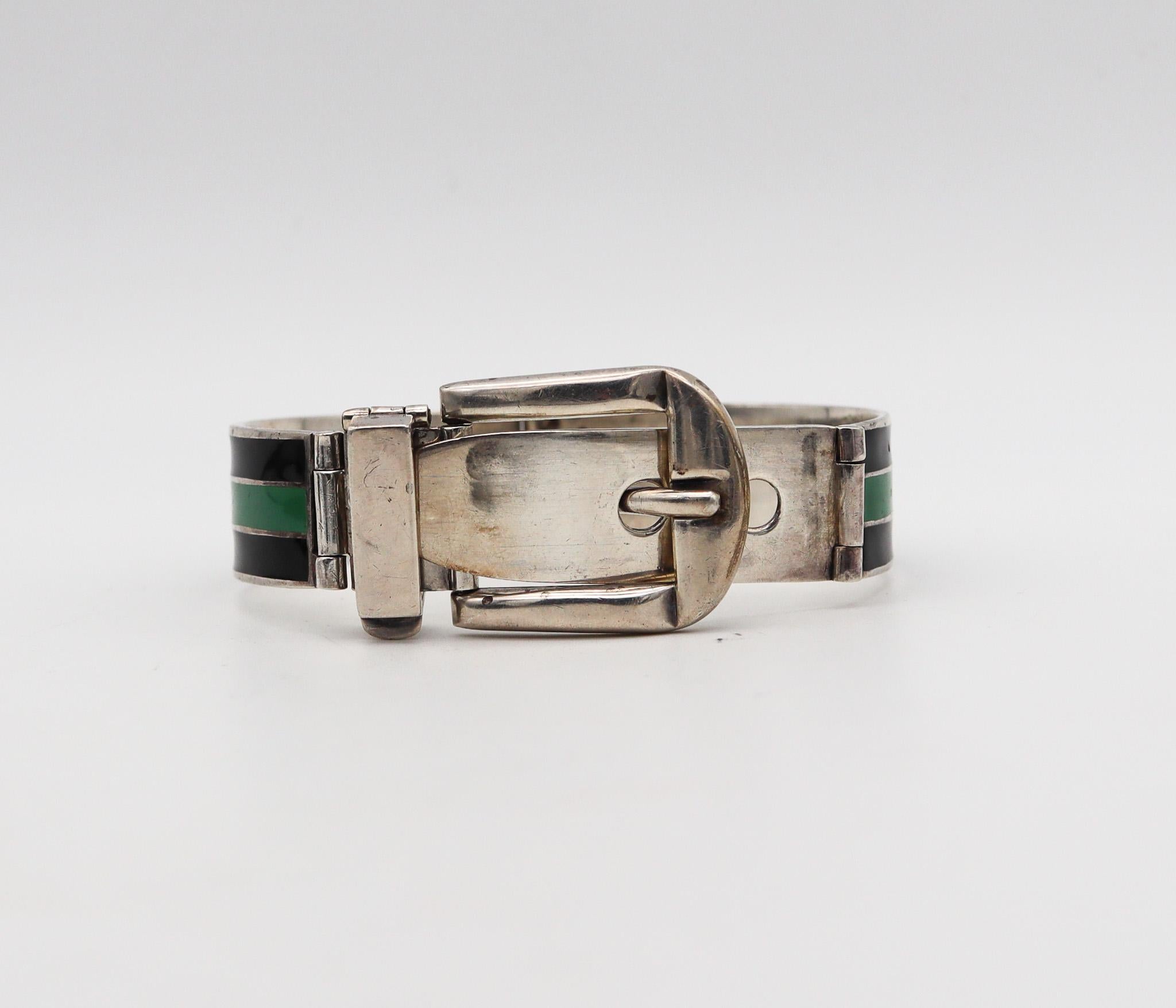 Emailliertes Armband mit Schnalle, entworfen von Gucci.

Ein seltenes Vintage-Schnallenarmband, das in Italien vom Modehaus Gucci in den 1970er Jahren kreiert wurde. Dieses ikonische Armband wurde in Form einer Schließe aus massivem 925er/999er