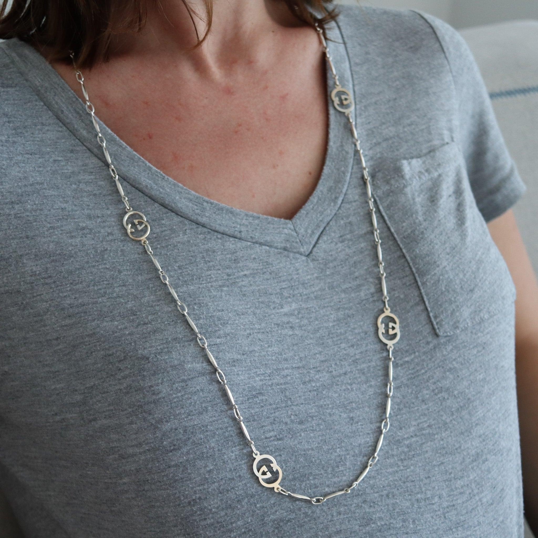 Collana lunga a doppia G sautoir firmata Gucci.

Questa rara collana sautoir è stata creata a Firenze dalla lussuosa maison Gucci negli anni '70. La collana di sautoir è vintage e ha una lunghezza di trentasette centimetri. È stato accuratamente