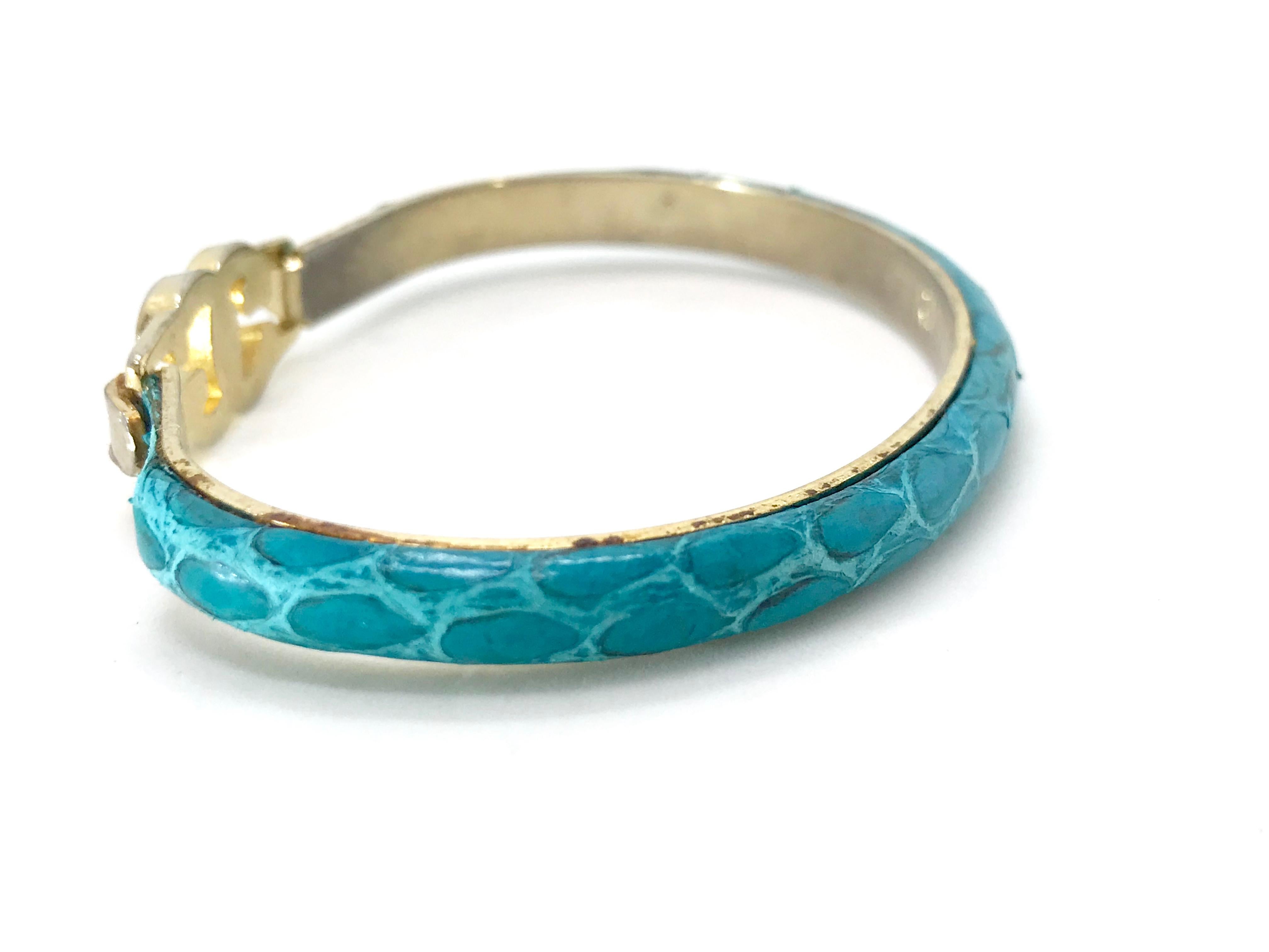 Vintage Gucci gold plated teal snakeskin leather bracelet. 1970's bracelet with GG gold plated clasp. 

Inside of bracelet is marked Peruzzi-Florence. Measures about 2 1/4