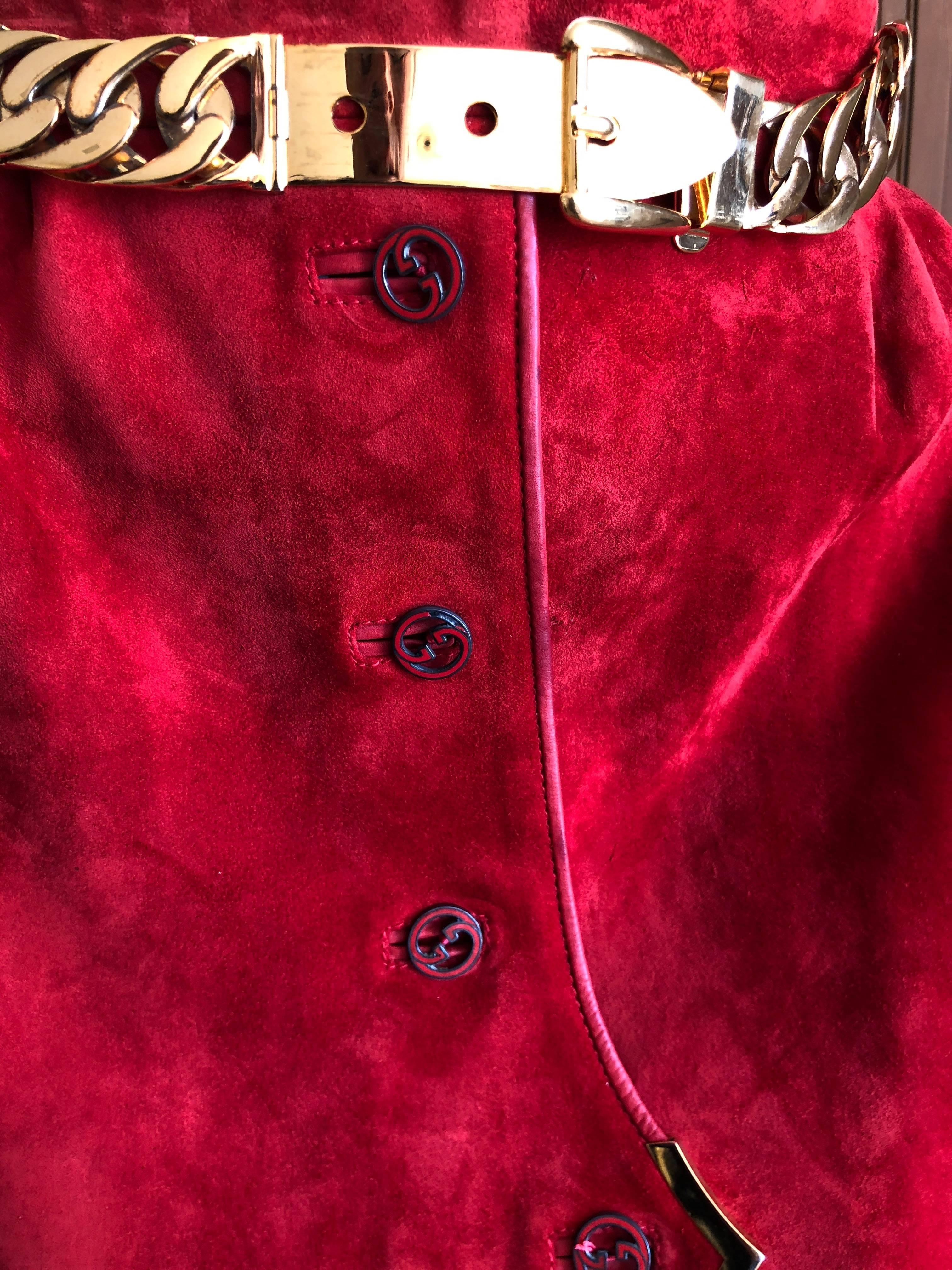  Gucci Vintage 70's Red Leather Trim Suede Skirt with Chain Details & Big GG Buttons
The size and brand tag are no longer attached ,Si9ze M
Waist 28