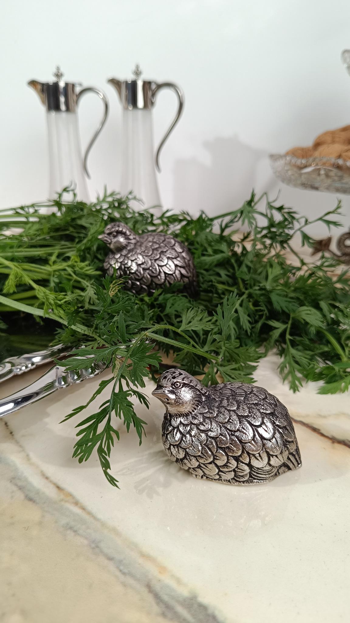 Siamo lieti di offrire in vendita un pezzo che è allo stesso tempo utile e meravigliosamente decorativo.
Si tratta di un set di ampolle vintage, nello specifico un set scultoreo di sale e pepe realizzato in Italia negli anni '70 dal marchio di lusso