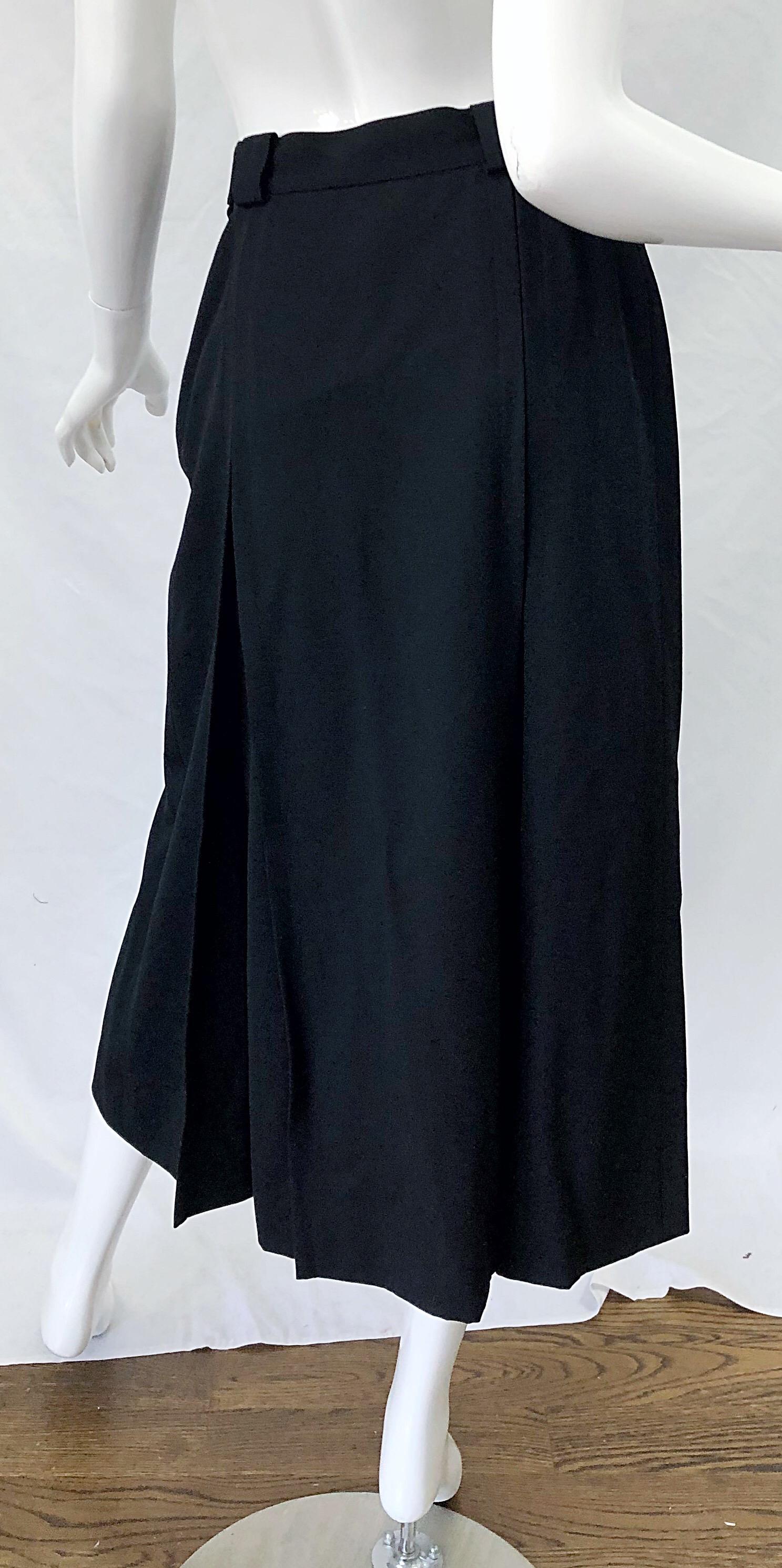 Gucci 1970s Size 42 / US 6 Black Gabardine Wool Vintage 70s Pleated Midi Skirt In Excellent Condition For Sale In San Diego, CA