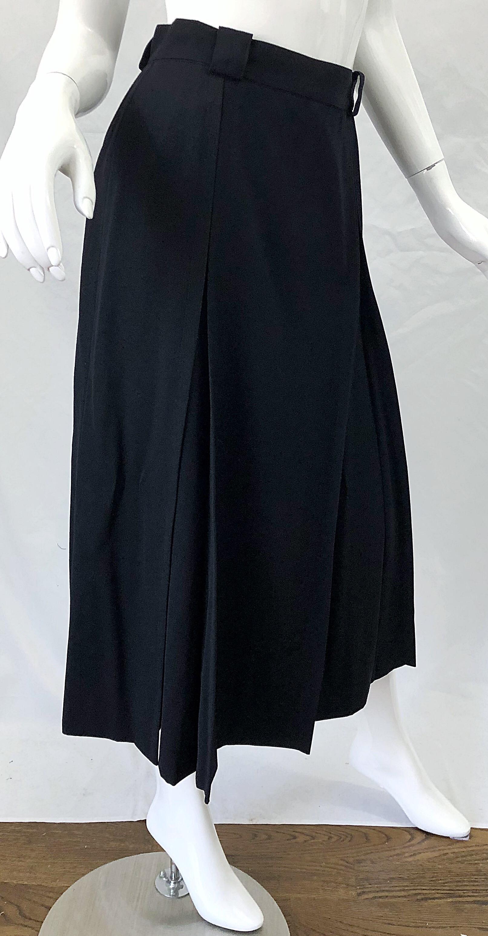 Women's Gucci 1970s Size 42 / US 6 Black Gabardine Wool Vintage 70s Pleated Midi Skirt For Sale