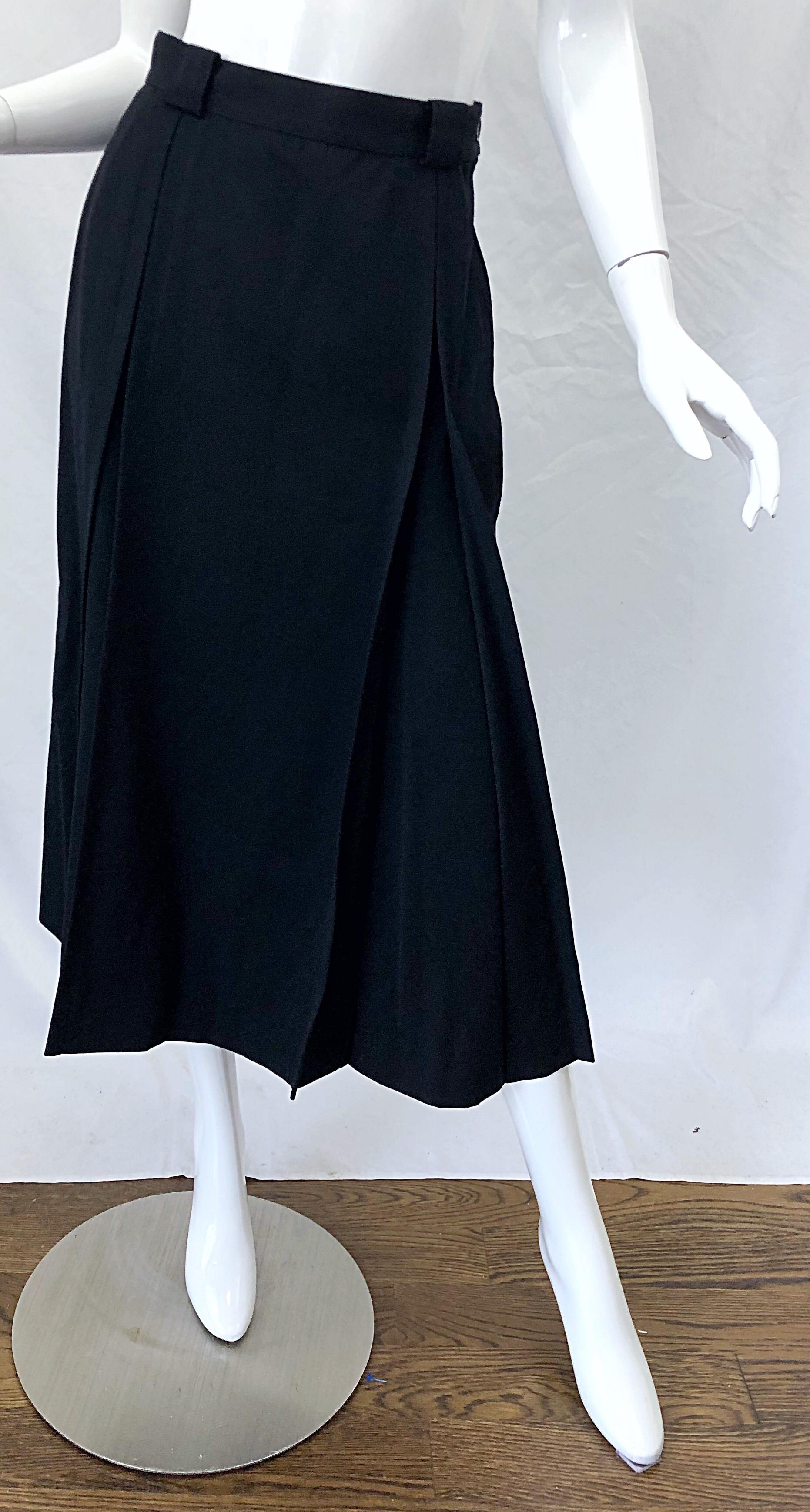 Gucci 1970s Size 42 / US 6 Black Gabardine Wool Vintage 70s Pleated Midi Skirt For Sale 1