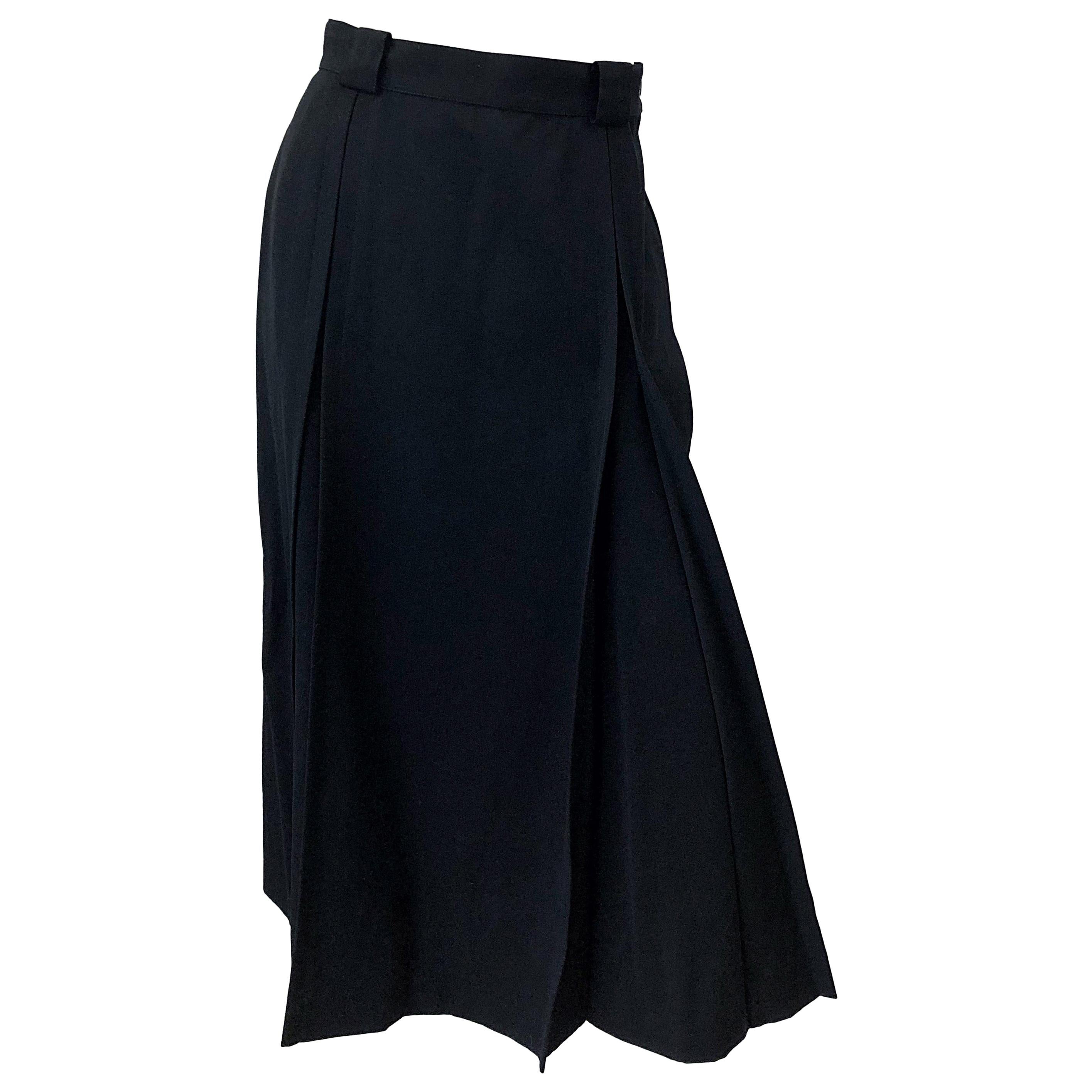 Gucci 1970s Size 42 / US 6 Black Gabardine Wool Vintage 70s Pleated Midi Skirt For Sale