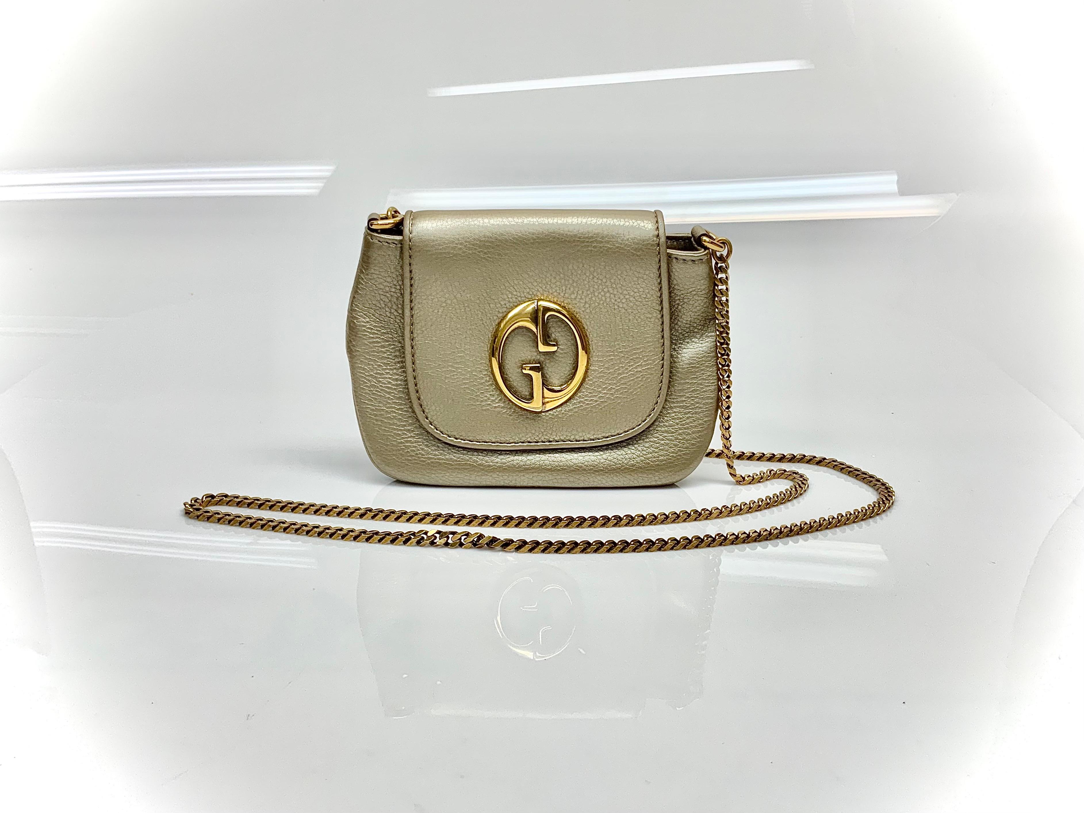 This beautiful bronze Gucci 1973 crossbody bag is perfect for everyday wear. Originates from the fall/winter 2010 season, this piece is in very good condition as it was carried by my client maybe a couple of times only. This crossbody bag features a