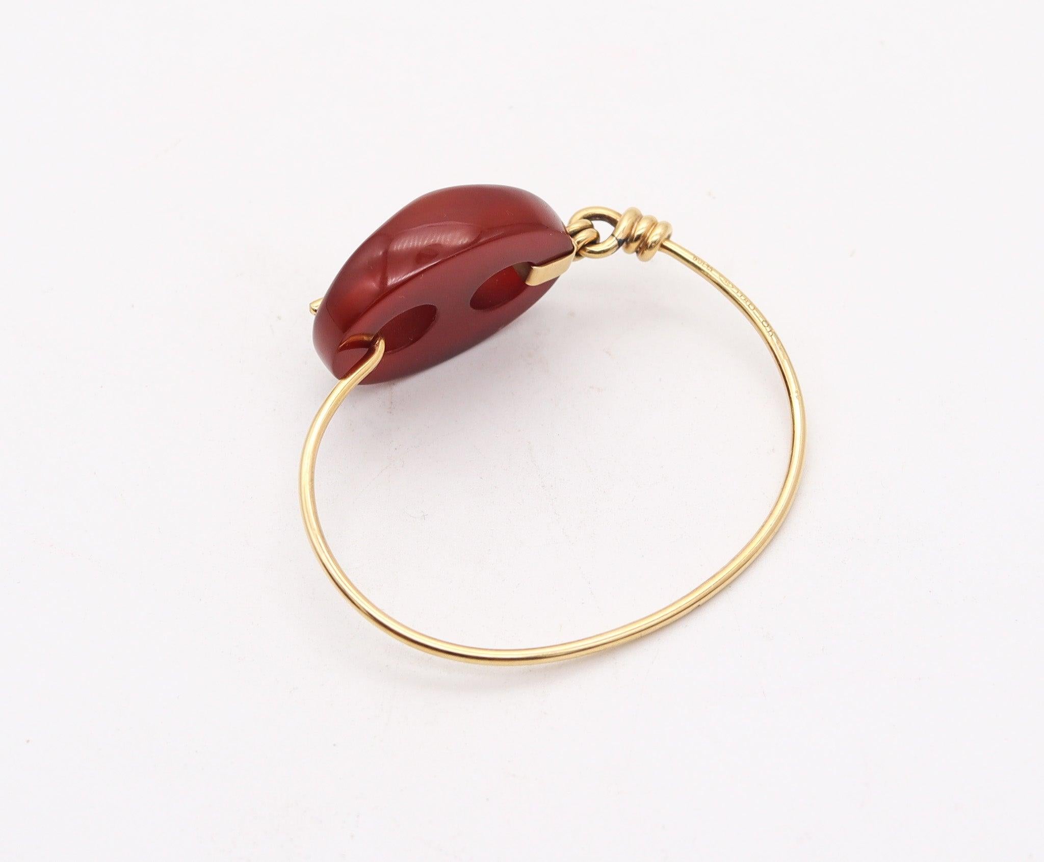 GUCCI 1980 Firenze Carved Agate Mariner link Bangle In 18Kt Yellow Gold In Excellent Condition In Miami, FL