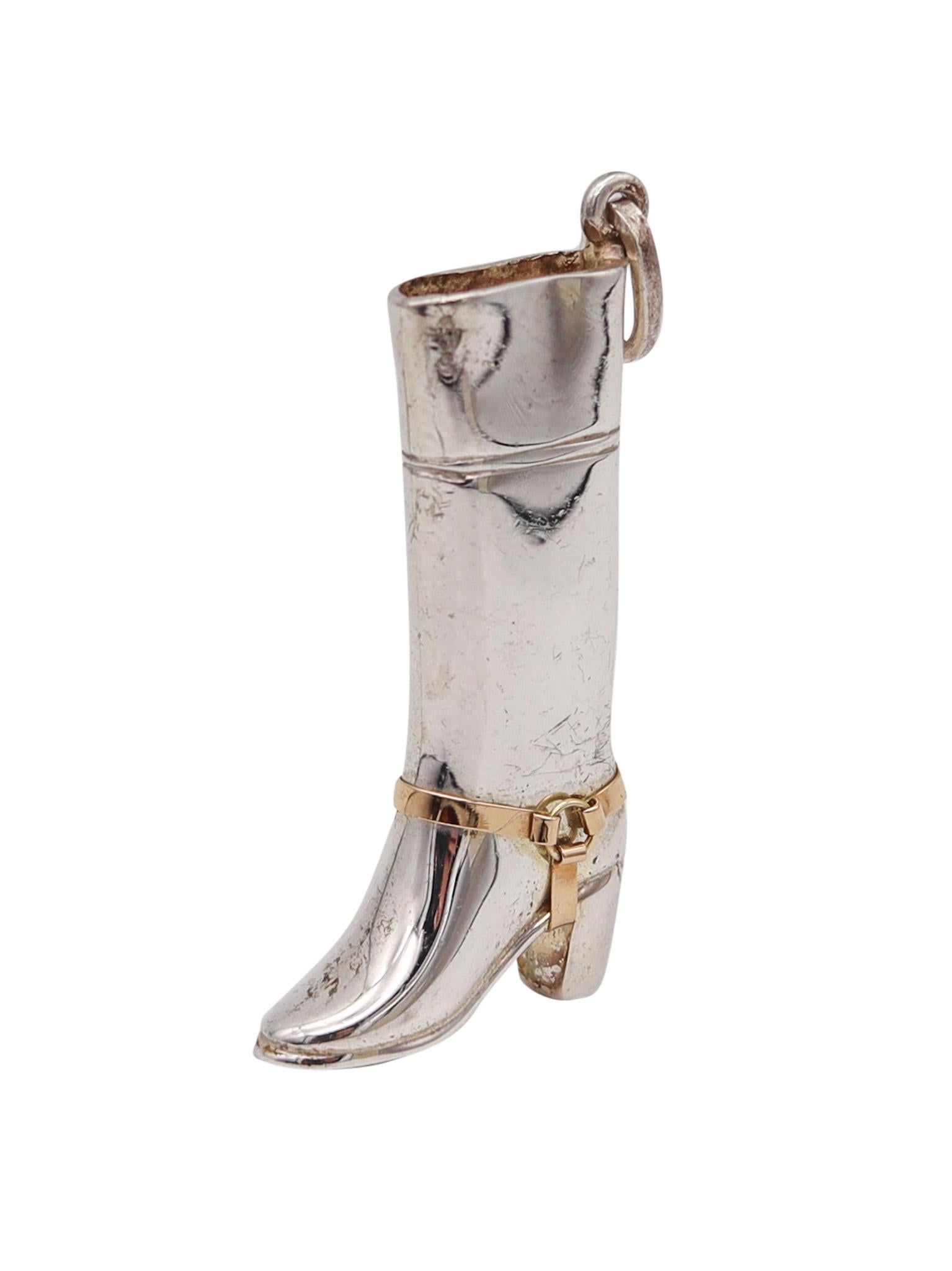 Pendentif en forme de breloque conçu par Gucci.

Magnifique pendentif, créé à Florence, en Italie, par la maison de couture Gucci, dans les années 1980. Ce pendentif a été réalisé en miniature sous la forme des emblématiques bottes hautes en argent