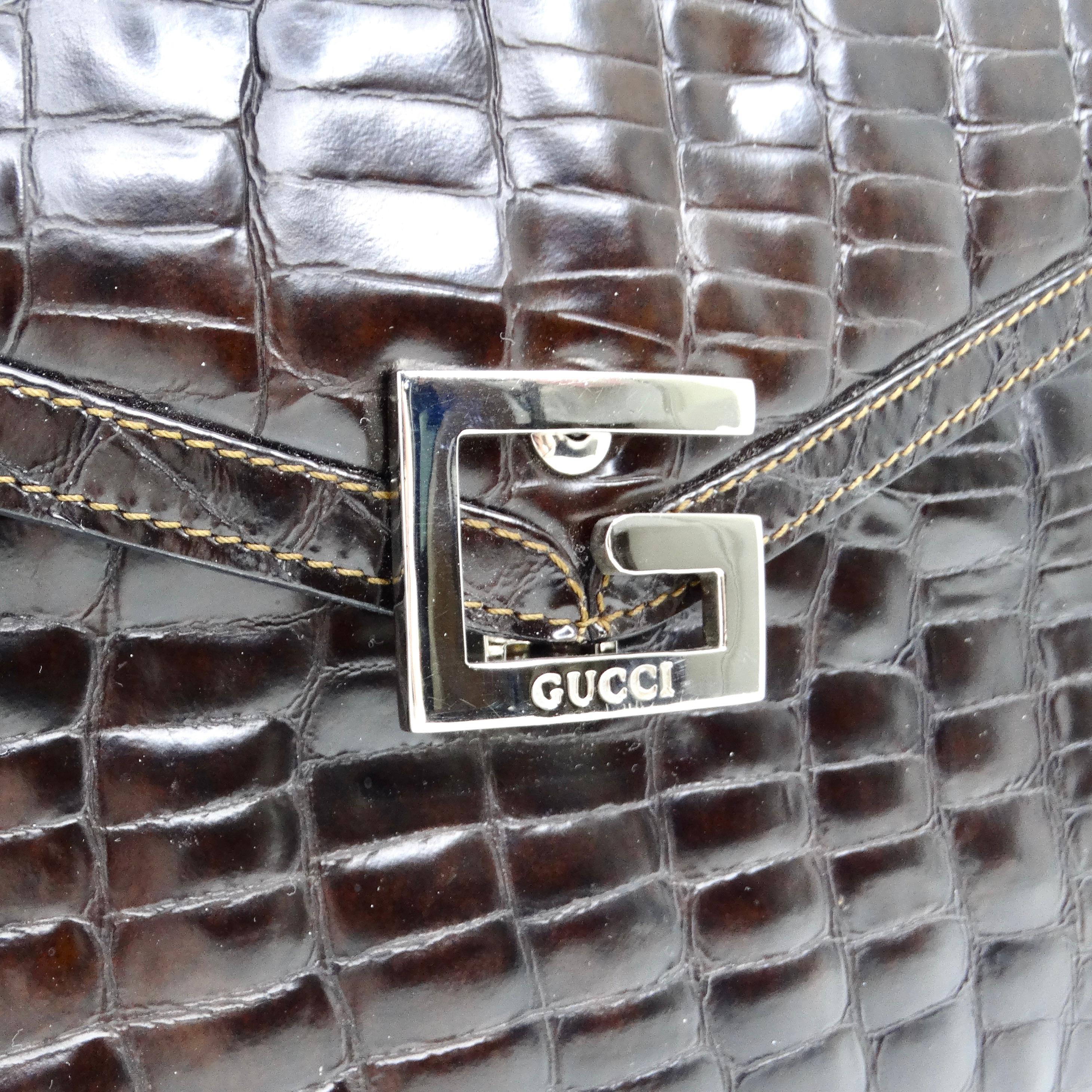 Le sac à main en cuir gaufré alligator Gucci des années 1980 est un accessoire luxueux et sophistiqué qui ajoute une touche d'élégance à tout ensemble. Confectionné en cuir marron avec une texture gaufrée d'alligator, ce sac à main à poignée