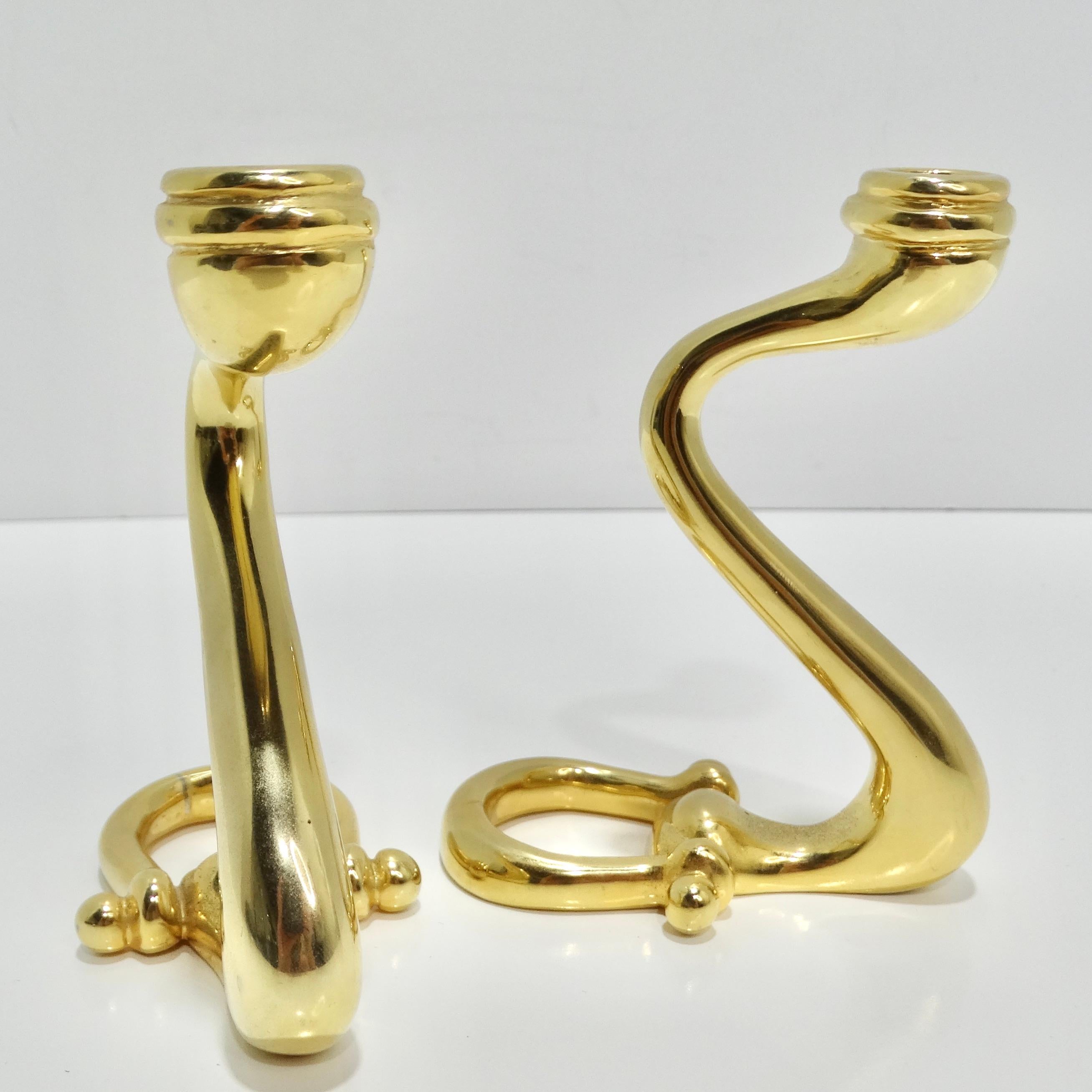 Die Gucci 1980s Brass Horse Bit Candle Holders sind eine fesselnde und luxuriöse Ergänzung Ihrer Dekorationssammlung. Die aus Messing gefertigten Kerzenhalter mit goldfarbener Oberfläche strahlen Eleganz und Raffinesse aus.

Die Kerzenhalter haben
