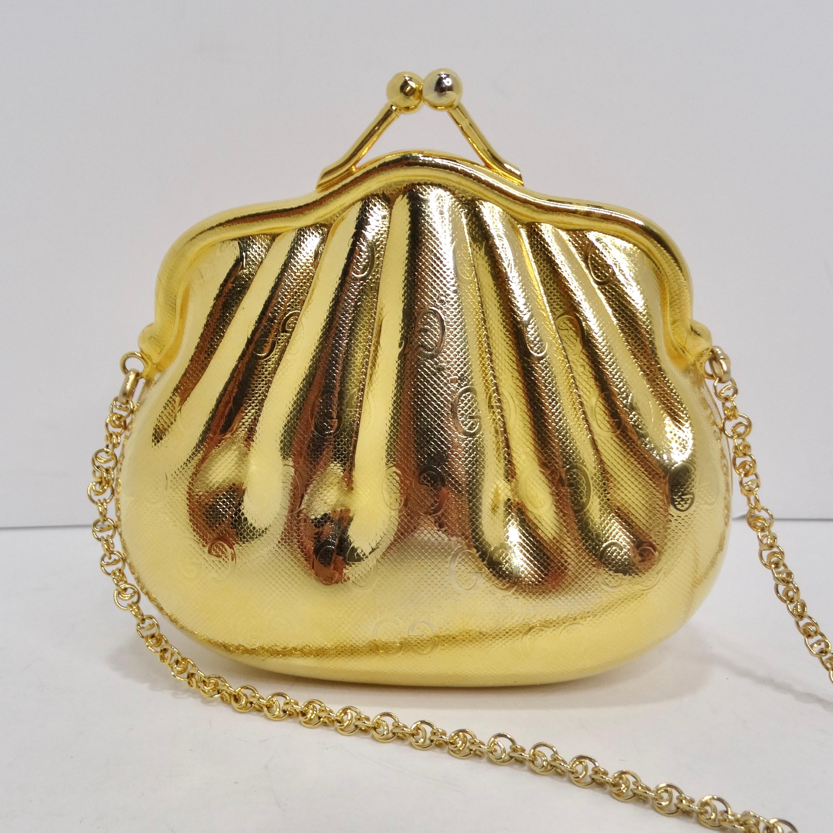 Treten Sie näher, liebe Modekennerinnen und -kenner! Lassen Sie sich von dieser zeitlosen Schönheit verzaubern - der goldfarbenen Metallmuschel-Minaudière-Abendtasche von Gucci aus den 1980er Jahren. Dieses Schmuckstück im Vintage-Stil ist nicht nur