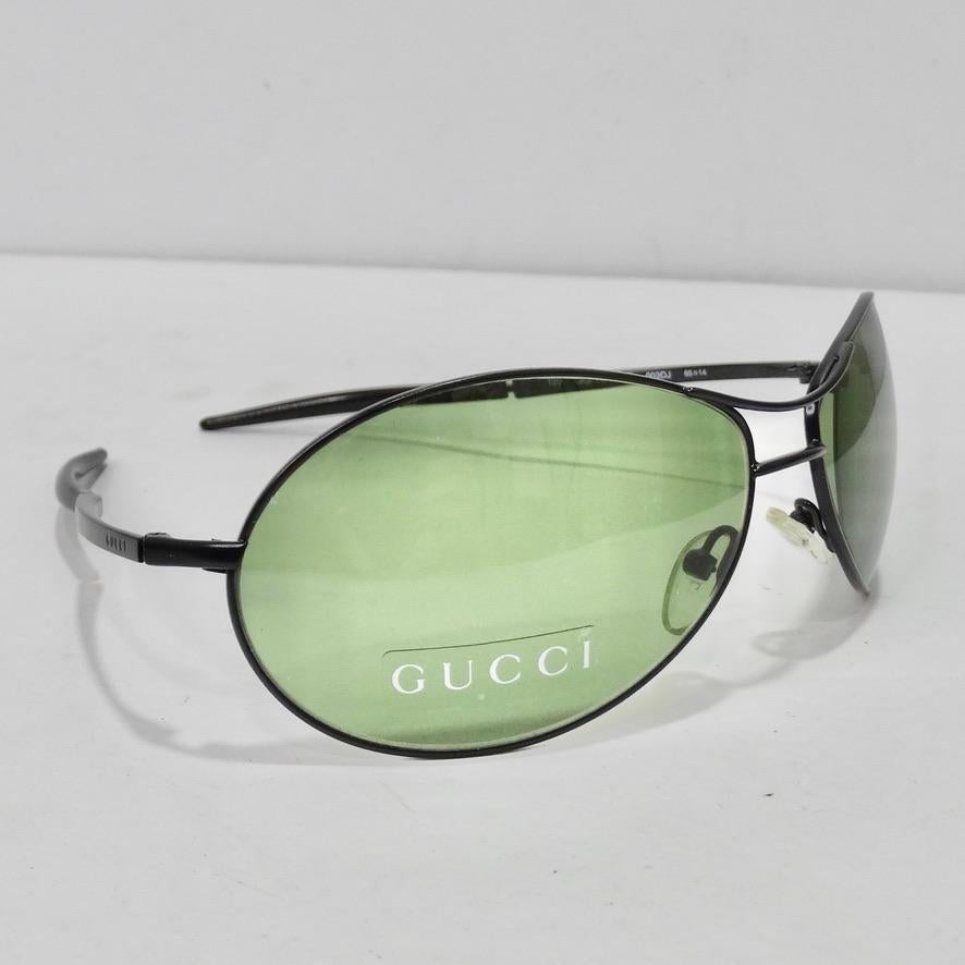 Mettez la main sur ces incroyables lunettes de soleil Gucci, datant des années 1990 ! Les lunettes de soleil parfaites pour l'an 2000, avec des verres verts et des bords noirs. Ces lunettes de soleil sont tellement modernes et uniques ! Associez-les