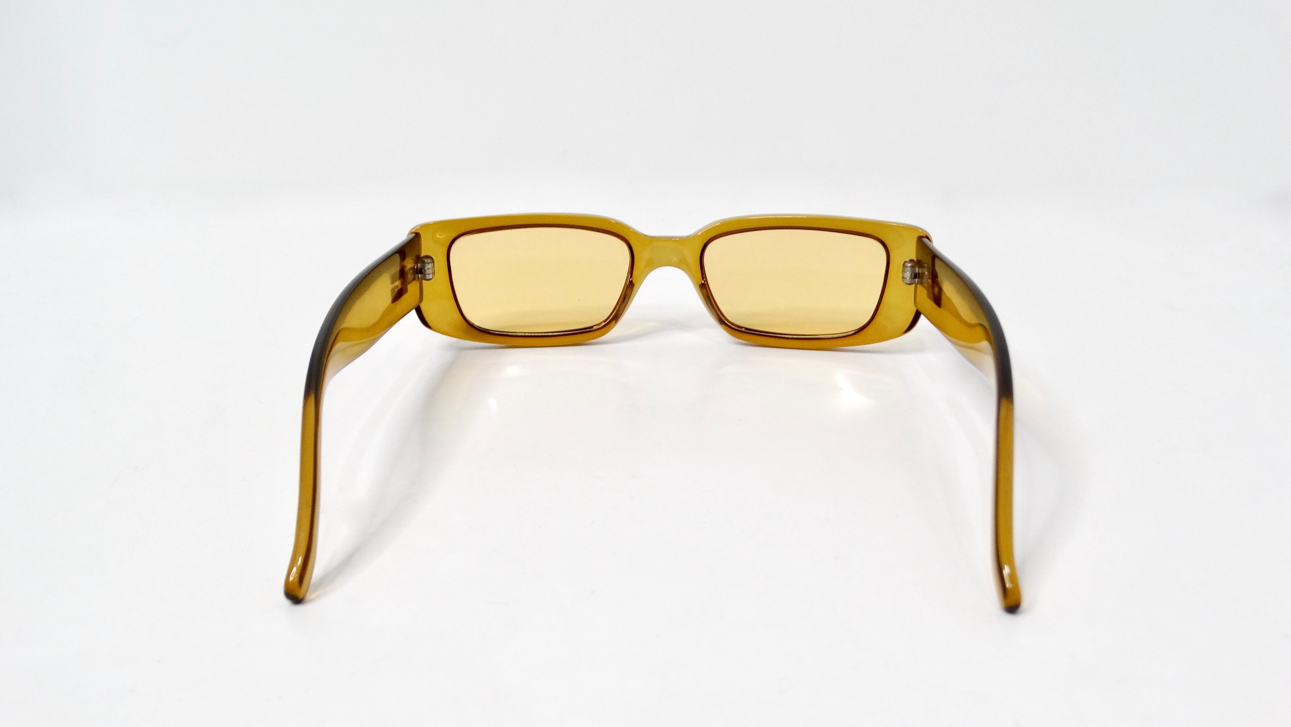 Occhiali da sole con montatura rettangolare Gucci 1990s GG2409 giallo traslucido colorato In condizioni buone in vendita a Scottsdale, AZ