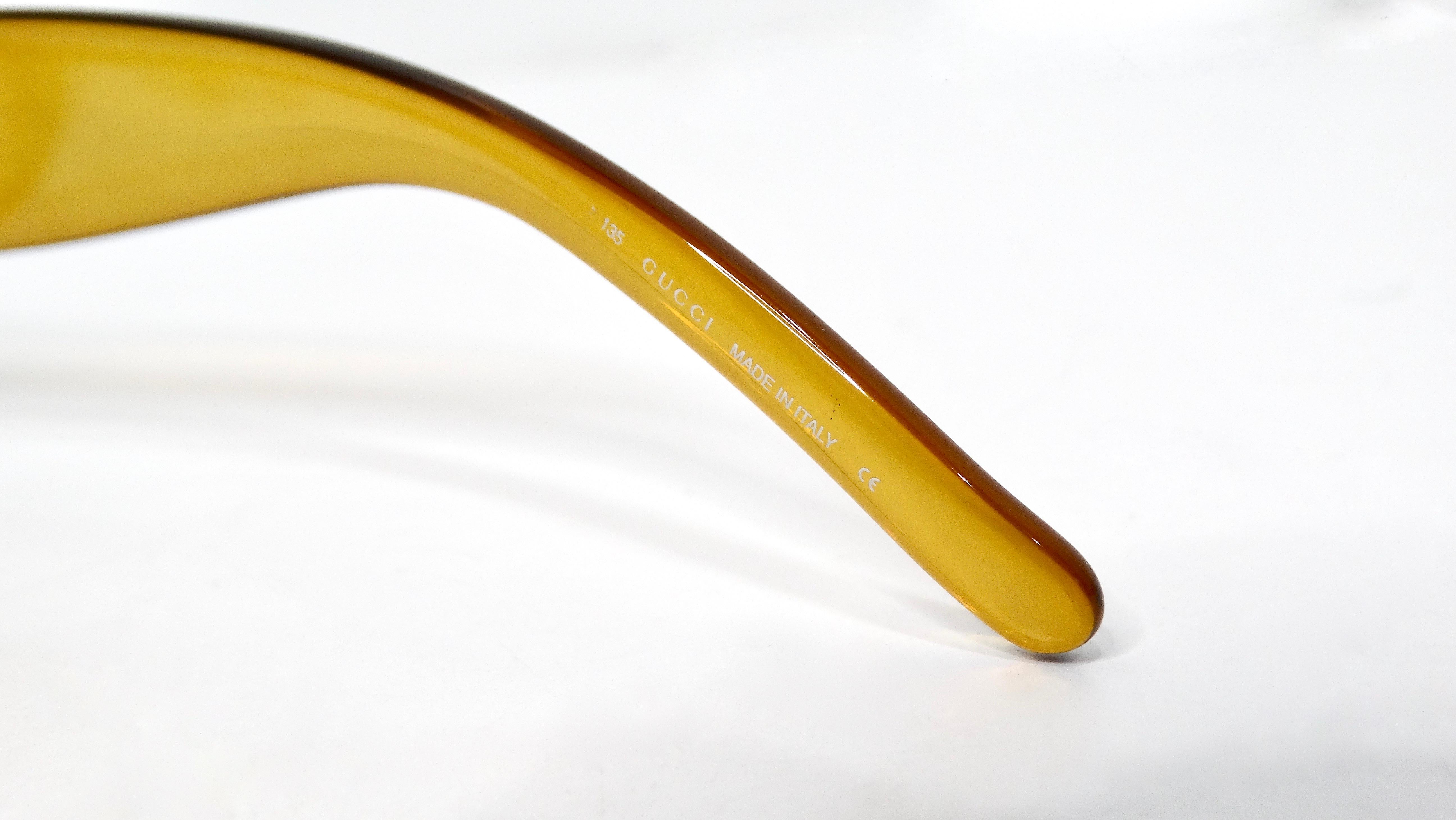 Occhiali da sole con montatura rettangolare Gucci 1990s GG2409 giallo traslucido colorato in vendita 2