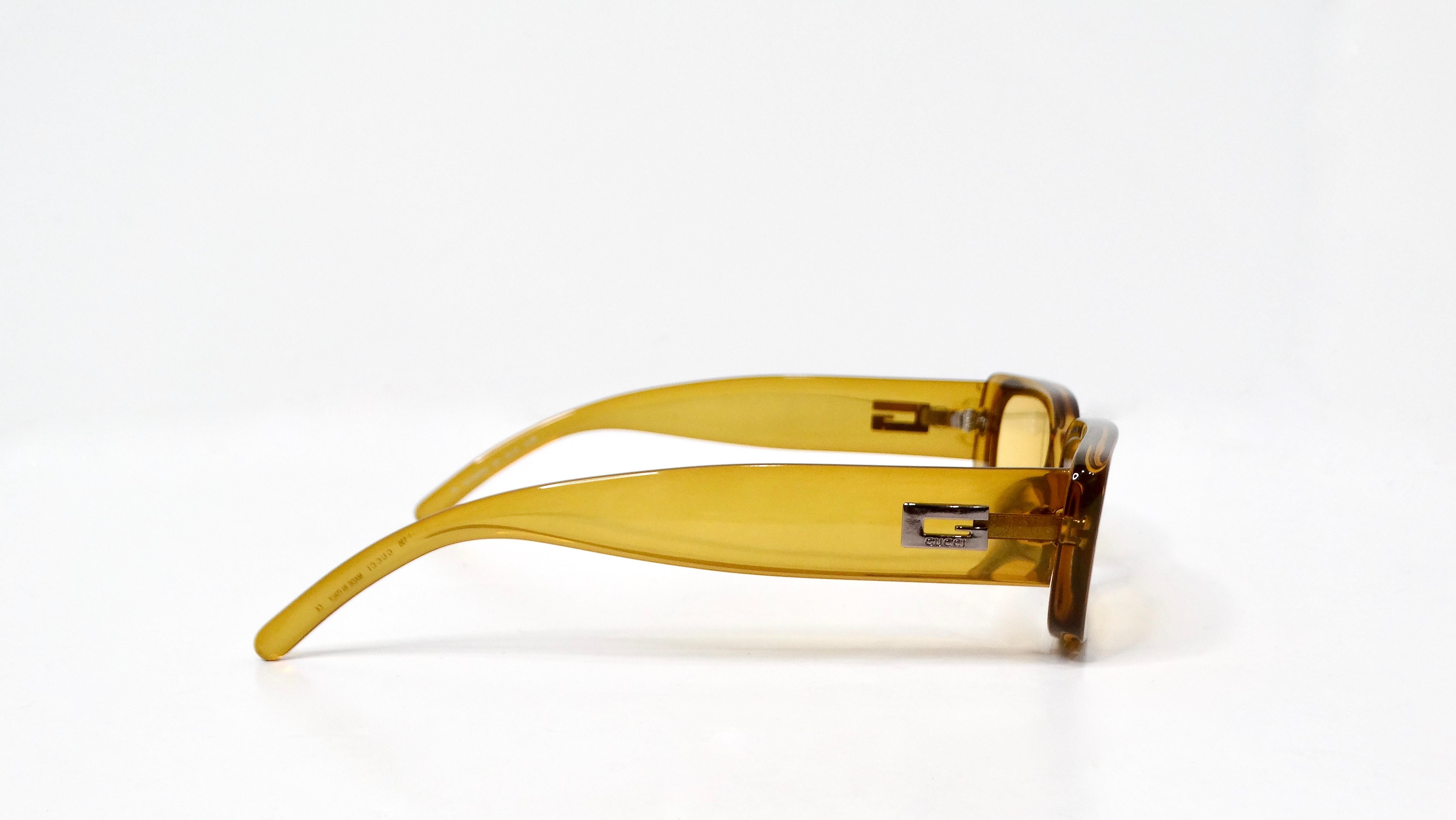 Occhiali da sole con montatura rettangolare Gucci 1990s GG2409 giallo traslucido colorato in vendita 3