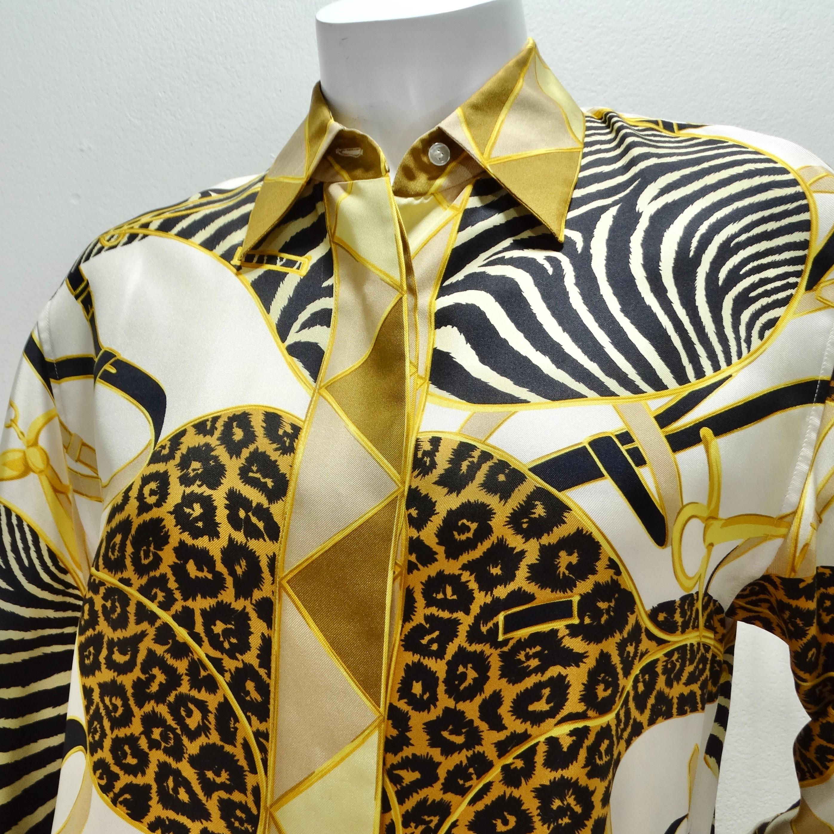 Rehaussez votre garde-robe avec la sophistication intemporelle de cette chemise boutonnée en soie imprimée Gucci 1990. Confectionnée dans une luxueuse soie à 100 %, cette chemise à col classique respire le luxe et le raffinement.

La chemise