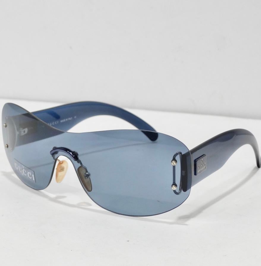 Mettez la main sur ces incroyables lunettes de soleil Gucci, datant des années 1990 ! Les lunettes de soleil parfaites, style bouclier de l'an 2000, sont dotées de verres bleus et de détails bleus. C'est une paire de lunettes de soleil tellement