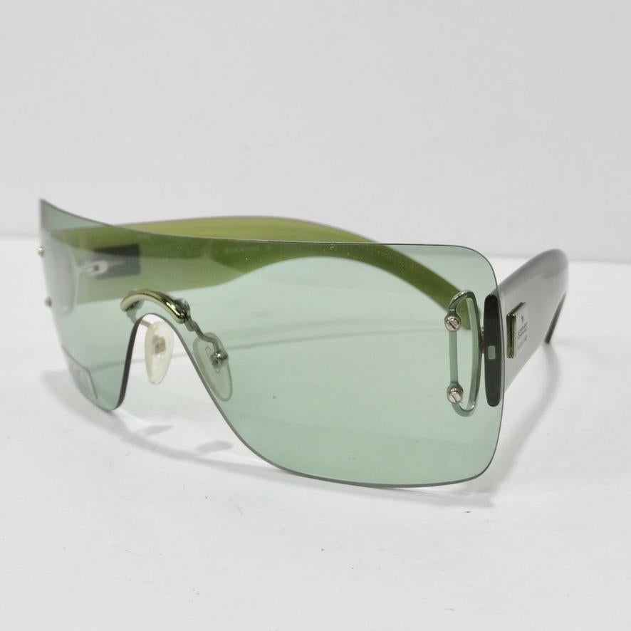 Mettez la main sur ces incroyables lunettes de soleil Gucci, datant des années 1990 ! Les lunettes de soleil parfaites, style bouclier de l'an 2000, dans un magnifique coloris vert ! C'est une paire de lunettes de soleil tellement classique et