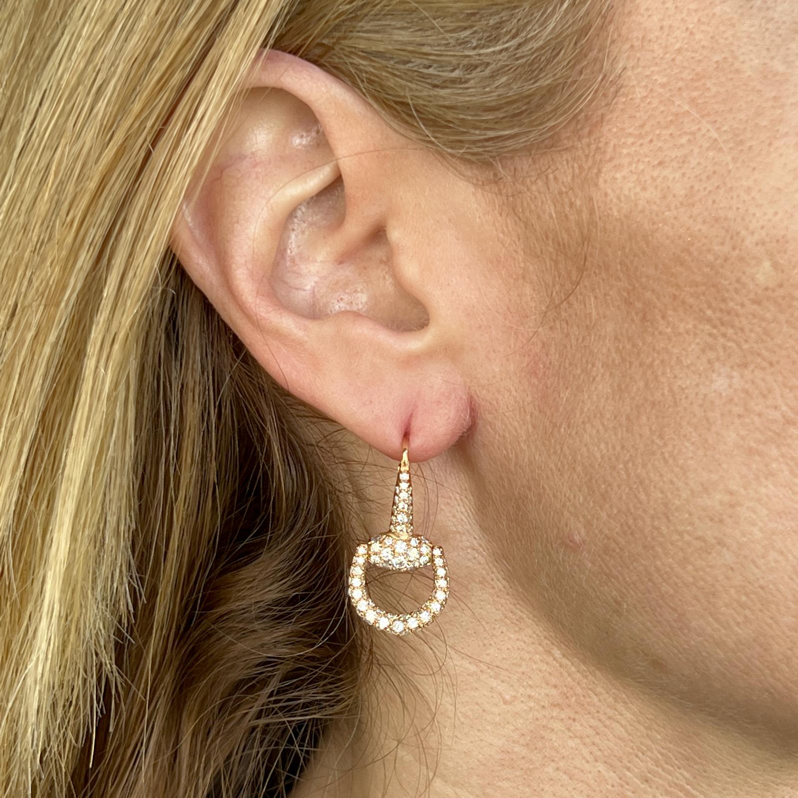 Iconici orecchini a goccia con diamante Horsebit di Gucci realizzati in oro giallo 18 carati. Gli orecchini presentano diamanti rotondi a taglio brillante per un peso totale di 2,00 carati. Gli orecchini misurano 1,20 pollici di lunghezza e .50m