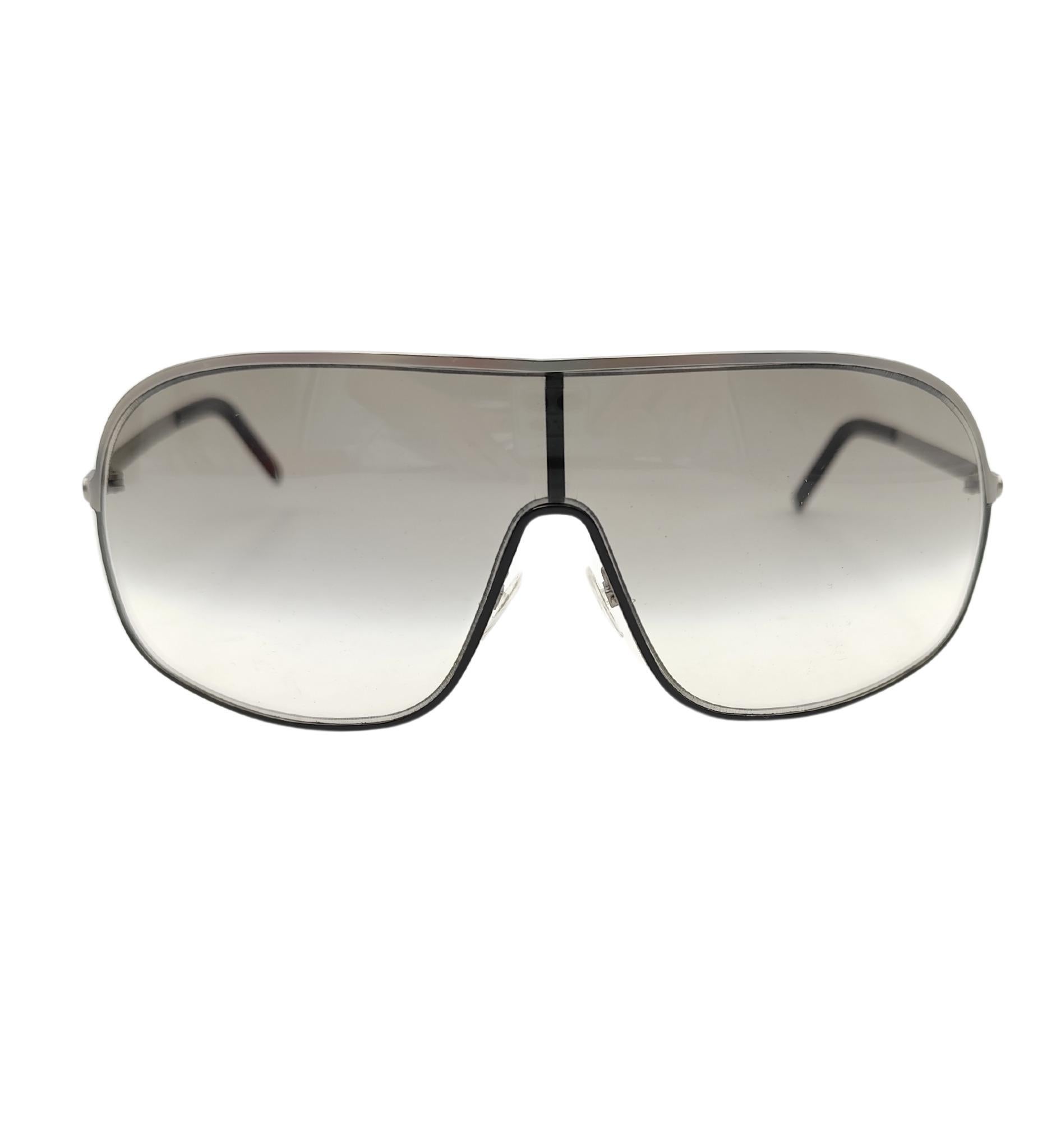 Gucci oversize clear shaded sunglasses
Black logo on the side

Good condition
Signs of use and age
Come with original case