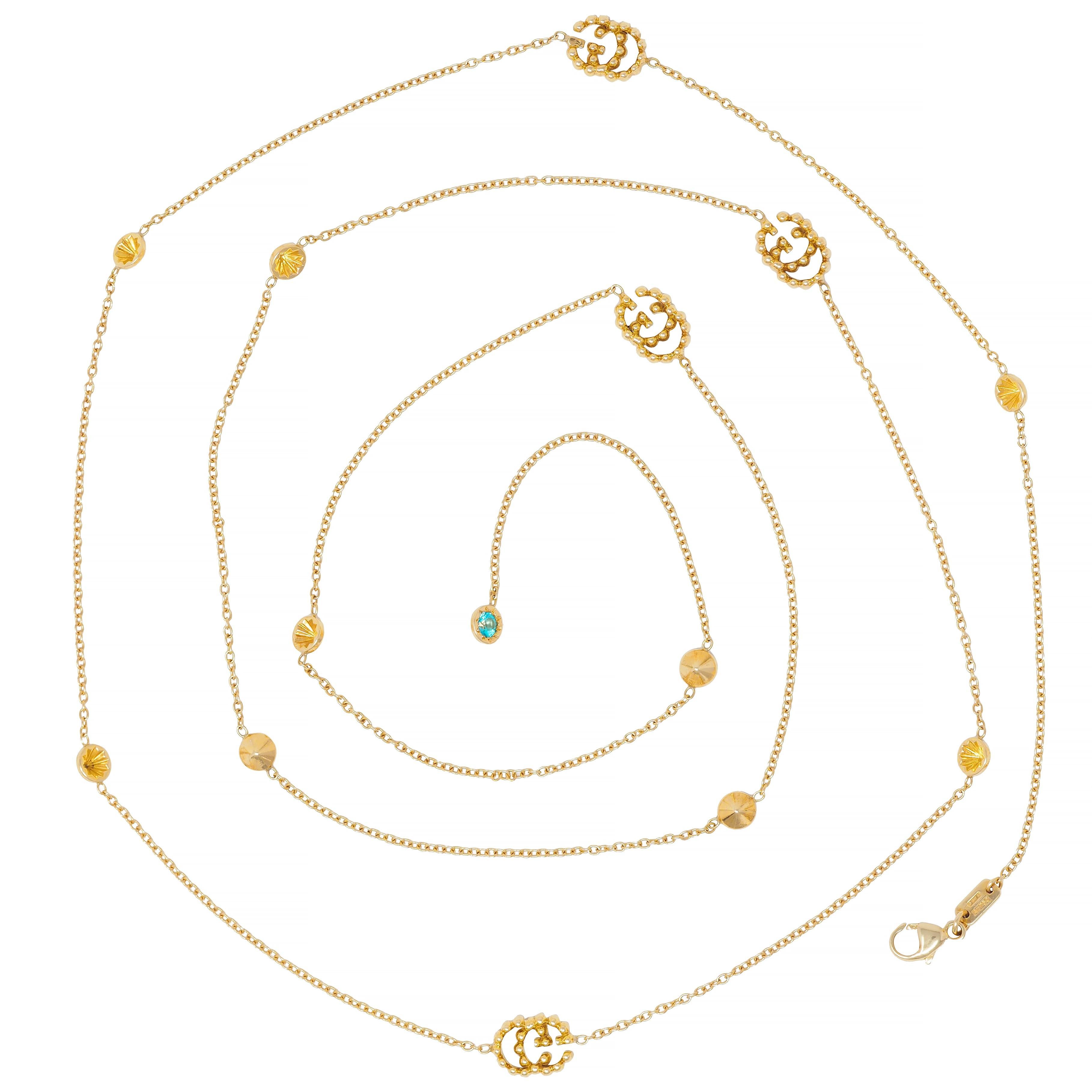 Cette chaîne à maillons en câble est rehaussée par les stations du logo GG qui s'emboîtent les unes dans les autres.
Composé d'un motif en perles d'or et d'une alternance de clous coniques.
Le revers des goujons est creux et présente des facettes