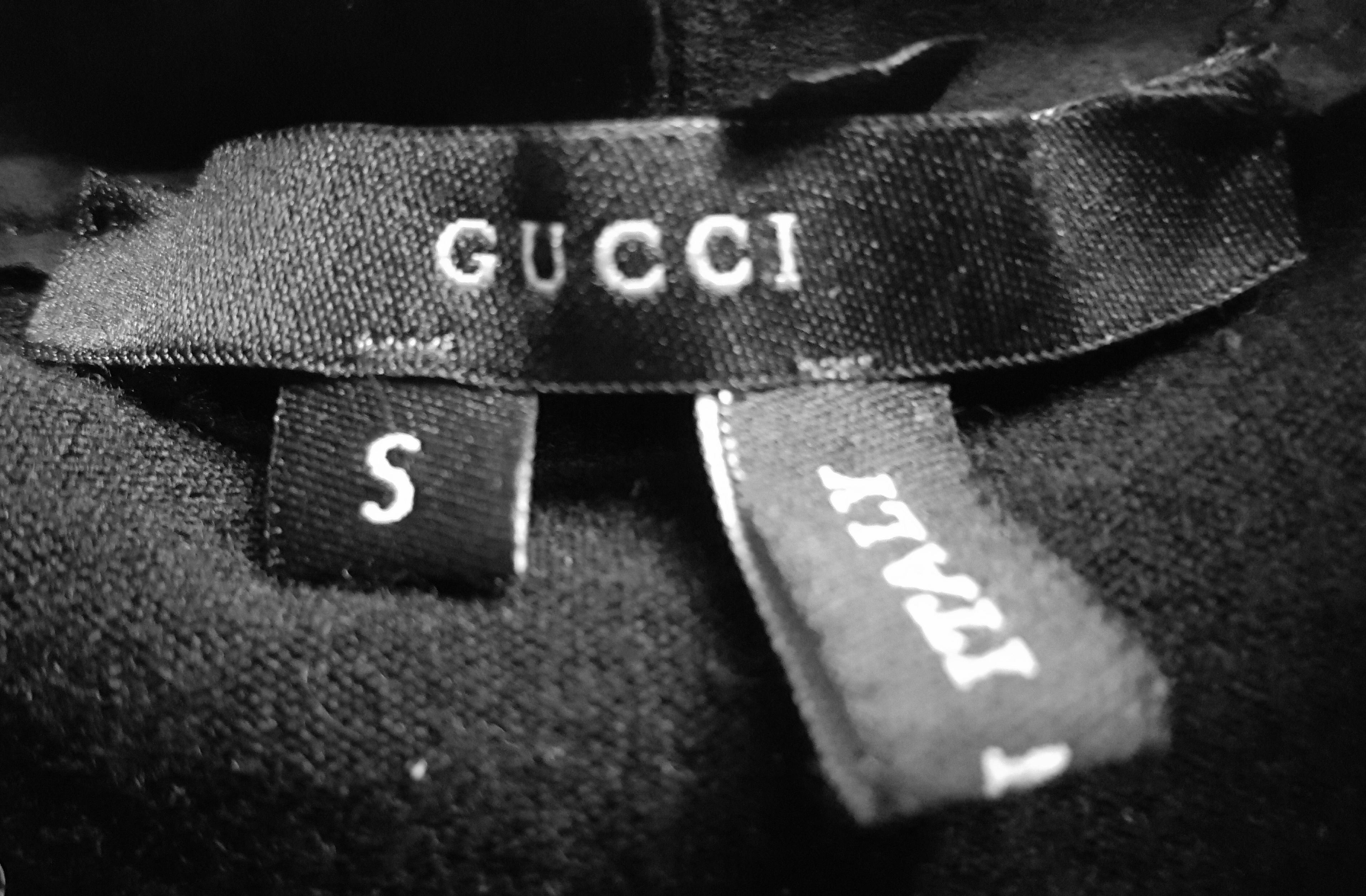 Gucci 2001 AwardYearFord DrapedSuede PlungingV-Neck Collared Black KnitPullover  en vente 2