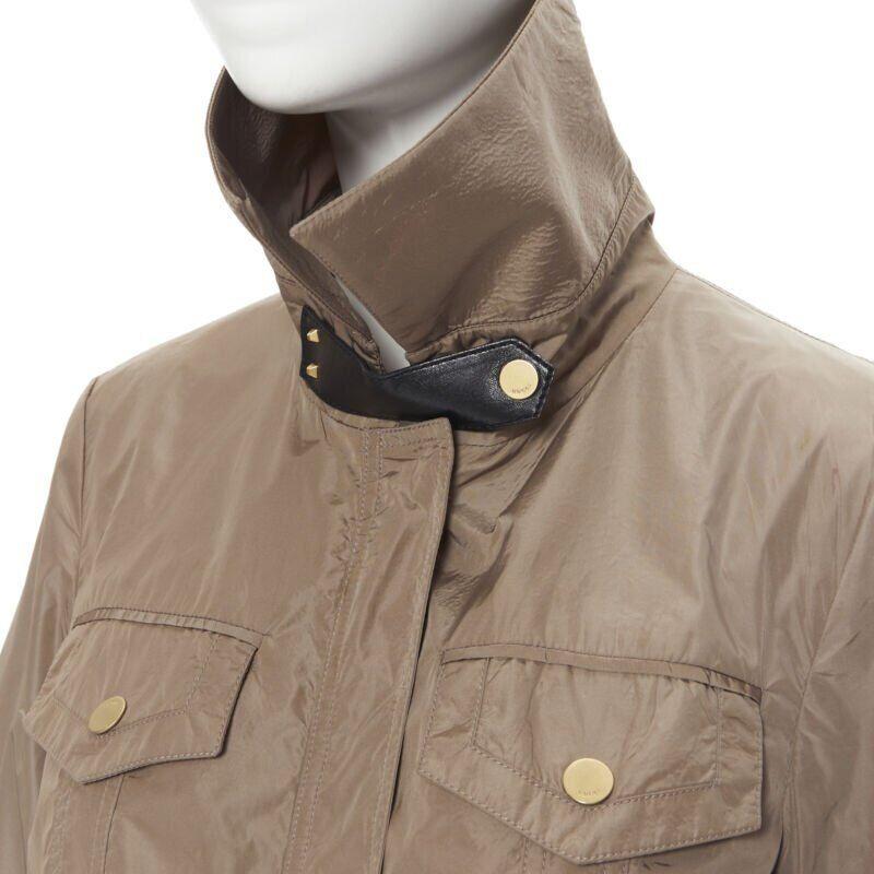 GUCCI 2003 khaki green nylon leather strap stud buckle windbreaker jacket IT44
Reference: GIYG/A00016
Brand: Gucci
Model: Buckle windbreaker
Collection: 2003
Material: Nylon
Color: Green
Pattern: Solid
Closure: Zip
Extra Details: Leather strap