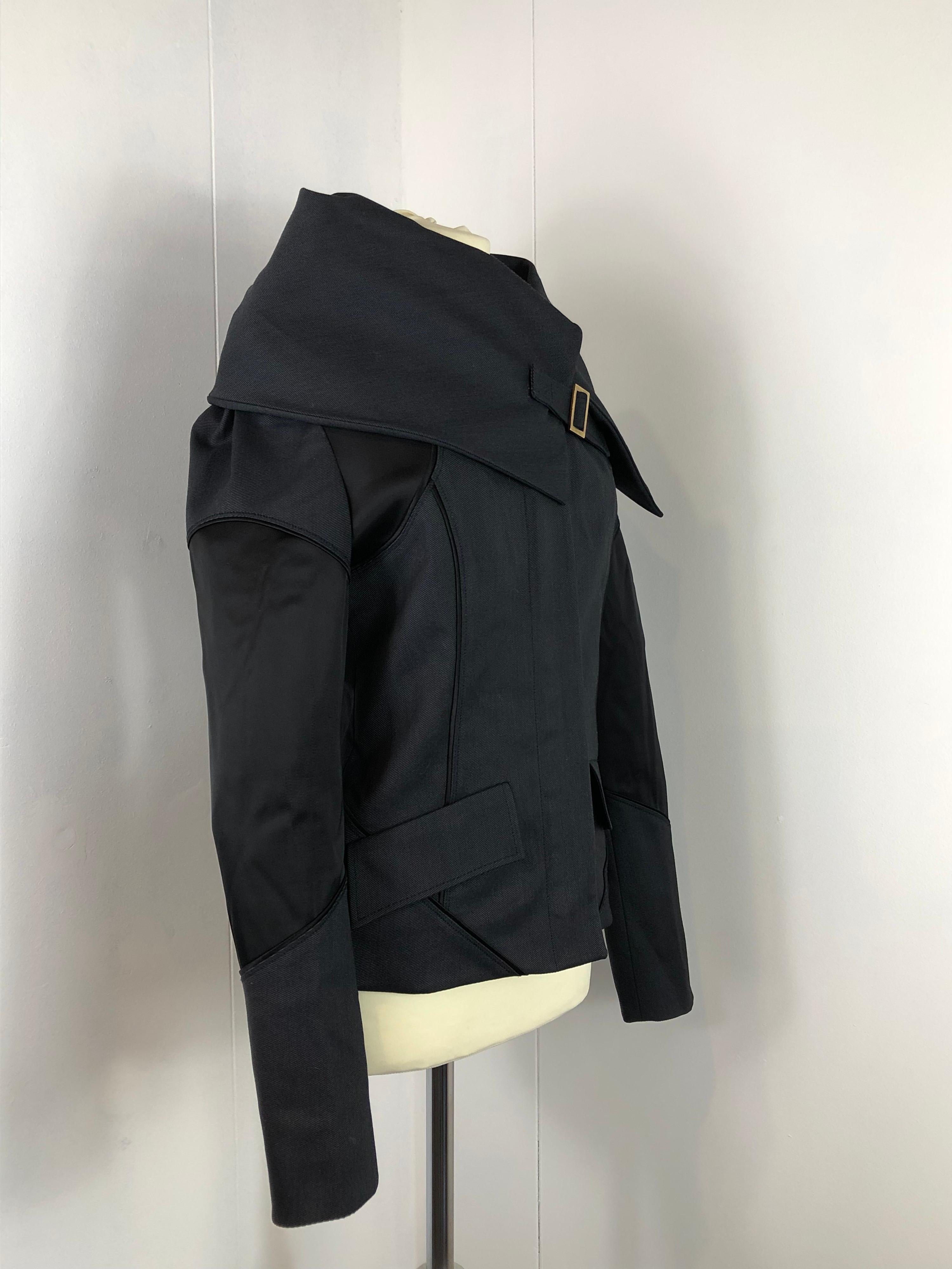 Gucci vintage jacket.
Coming from 2003 collection by Tom Ford. 
Materials are a mix between wool, nylon, elastane and viscose. Fully lined. 
Featuring 2 frontal pockets (one is still closed), double zip aperture. Neck line has different styling as