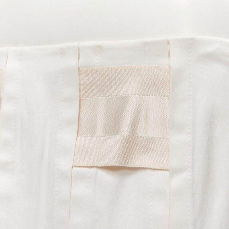 GUCCI 2004 Vintage Tom Ford Gonna a pieghe costruita con pannelli in gros-grain
Riferimento: GIYG/A00133
Marchio: Gucci
Designer: Tom Ford
Collezione: Autunno Inverno 2004 - Passerella
Materiale: Raso
Colore: bianco
Modello: Tinta unita
Chiusura: