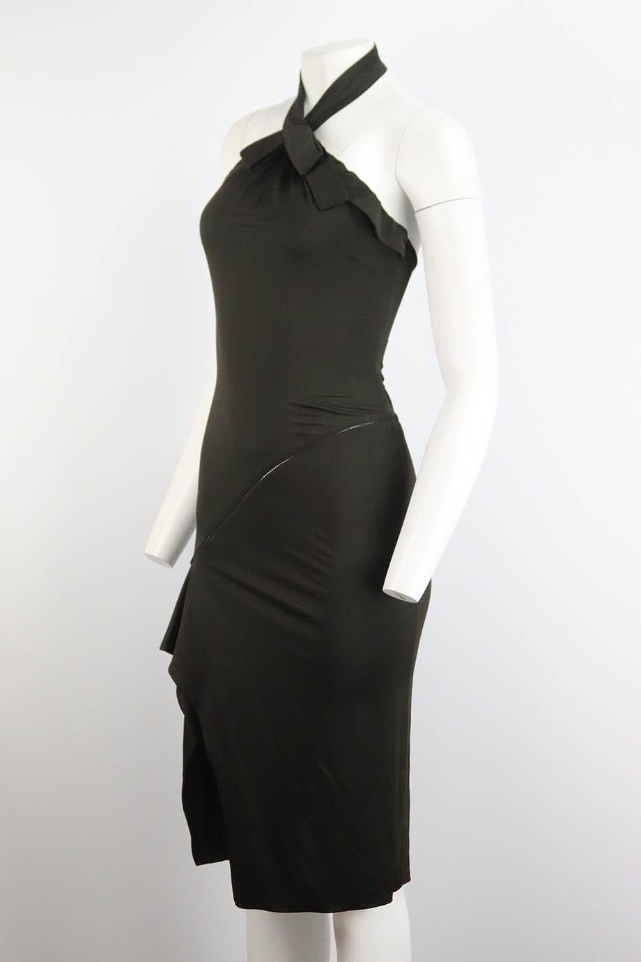 Vestido de punto con cuello halter Gucci 2005. Confeccionada en punto elástico con escote halterneck y bajo asimétrico en una silueta ceñida al cuerpo. Sin mangas, cuello alto. Marrón. Cierre de cremallera lateral. 78% viscosa, 22% seda; forro: 65%